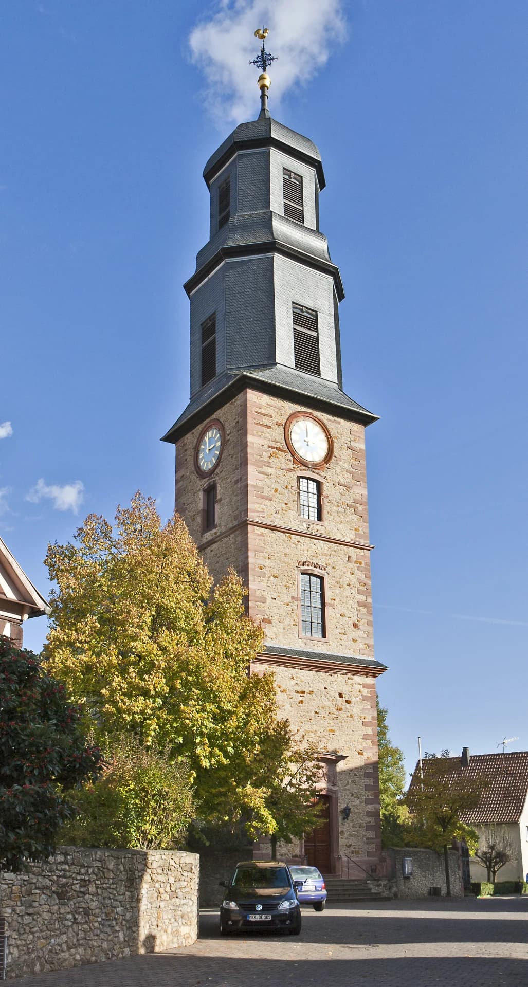 Turm der evangelischen Kirche im Ortsteil Niederrodenbach in Rodenbach