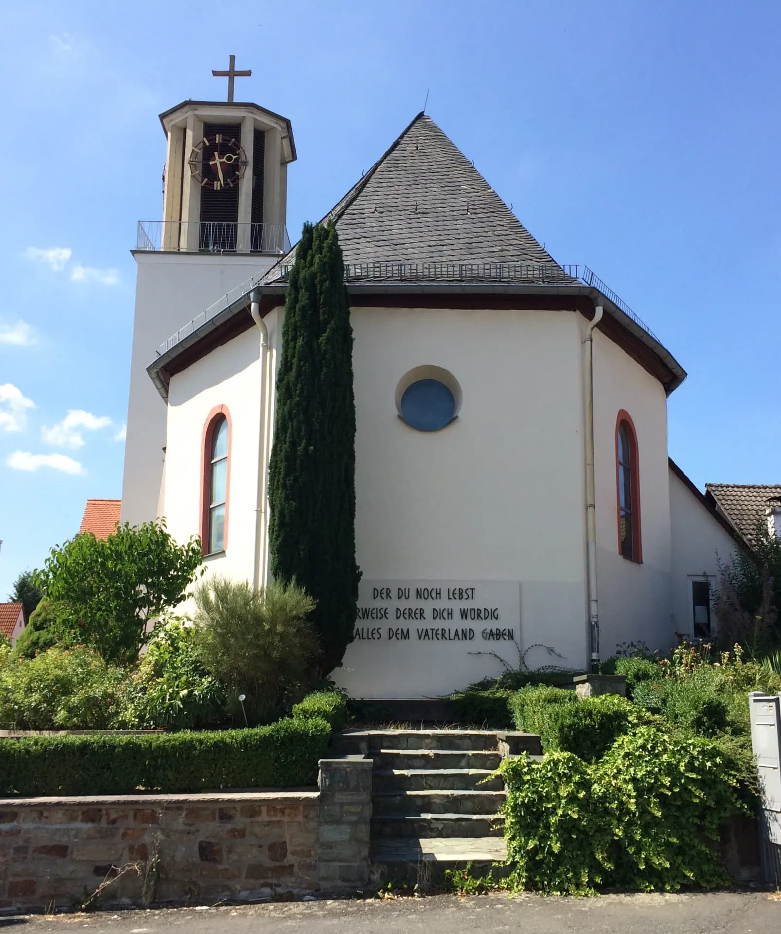 Chorseite der Kirche St. Nikolaus mit Gefallenendenkmal in Oberursel-Oberstedten