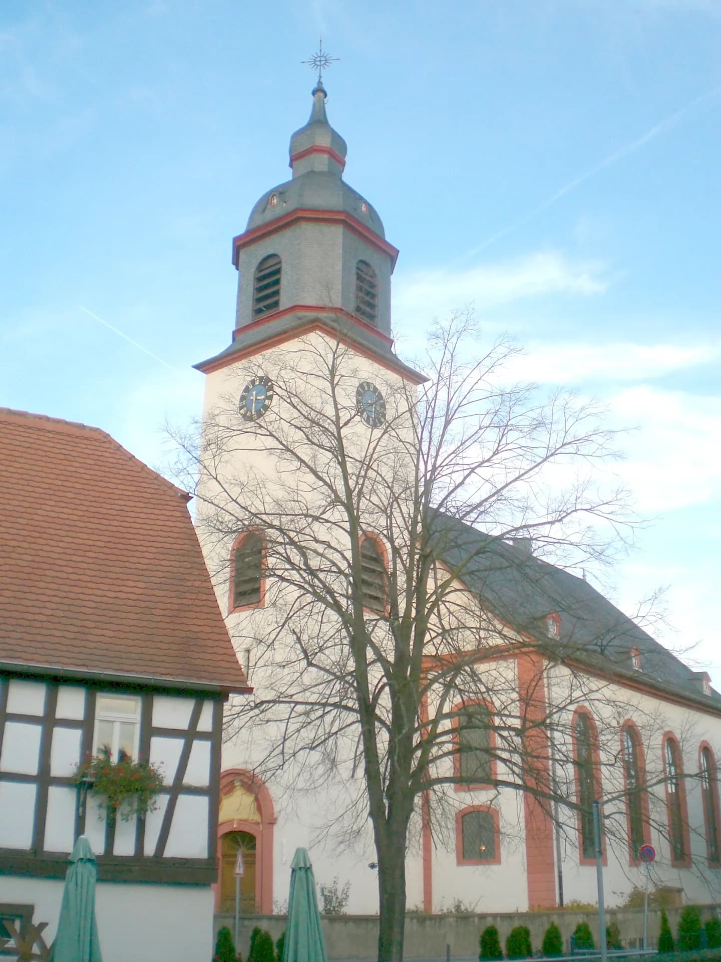 Evangelische Stadtkirche mit Fachwerkhaus in Pfungstadt
