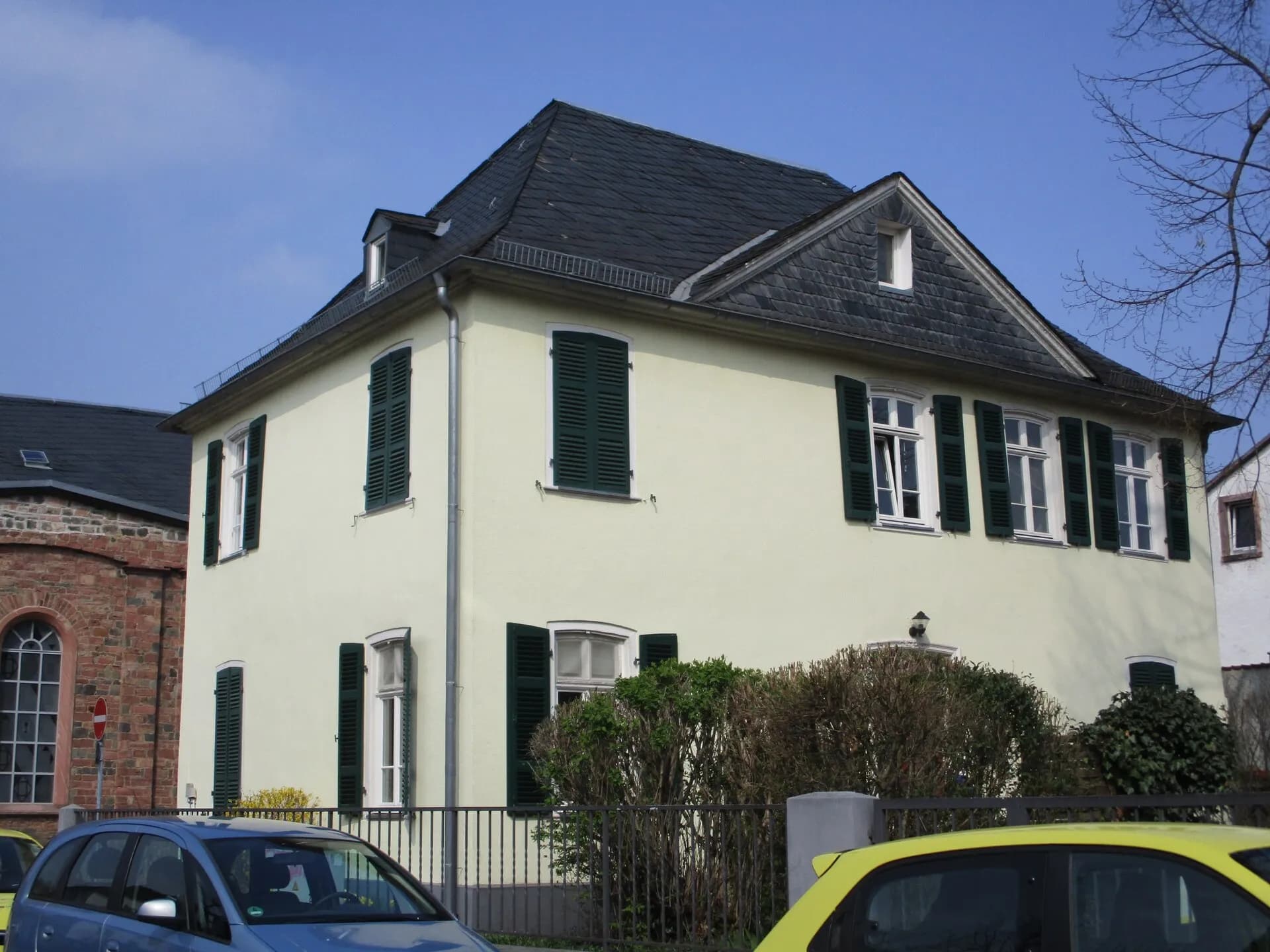 Evangelisches Pfarrhaus an der Straße Alt-Hausen in Frankfurt Hausen