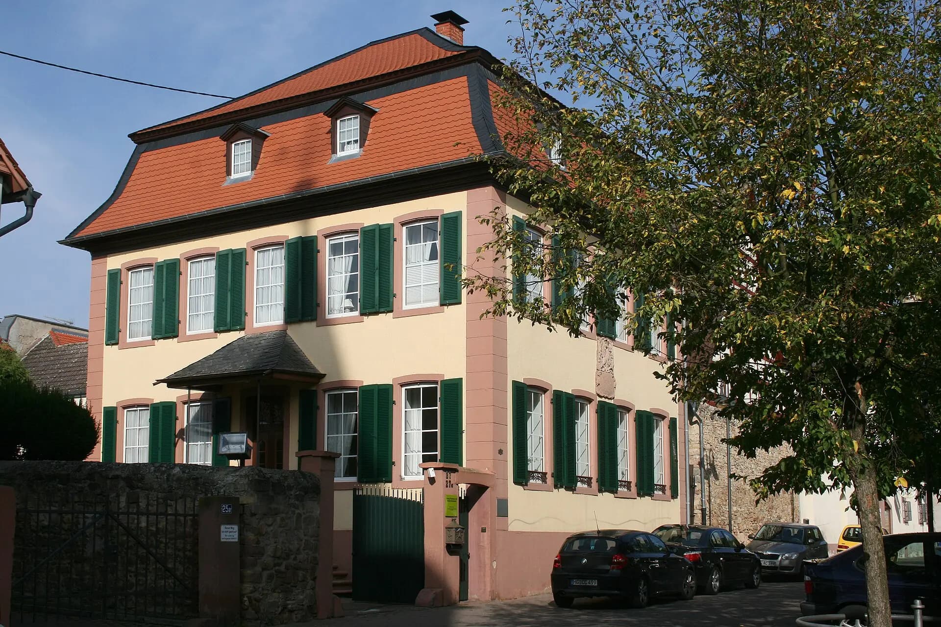 Evangelisches Pfarrhaus von der Straße in Frankfurt Nieder-Erlenbach