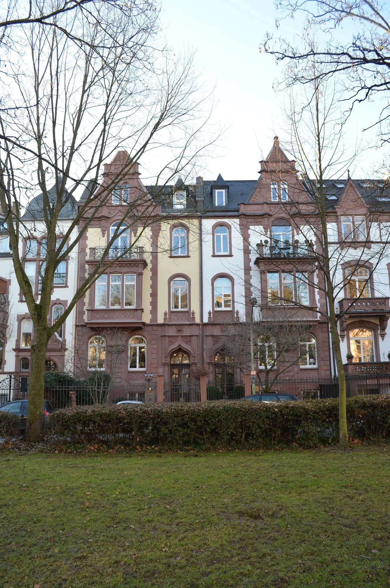 Doppelvilla am Grünzug der Eysseneckstraße im Frankfurter Nordend