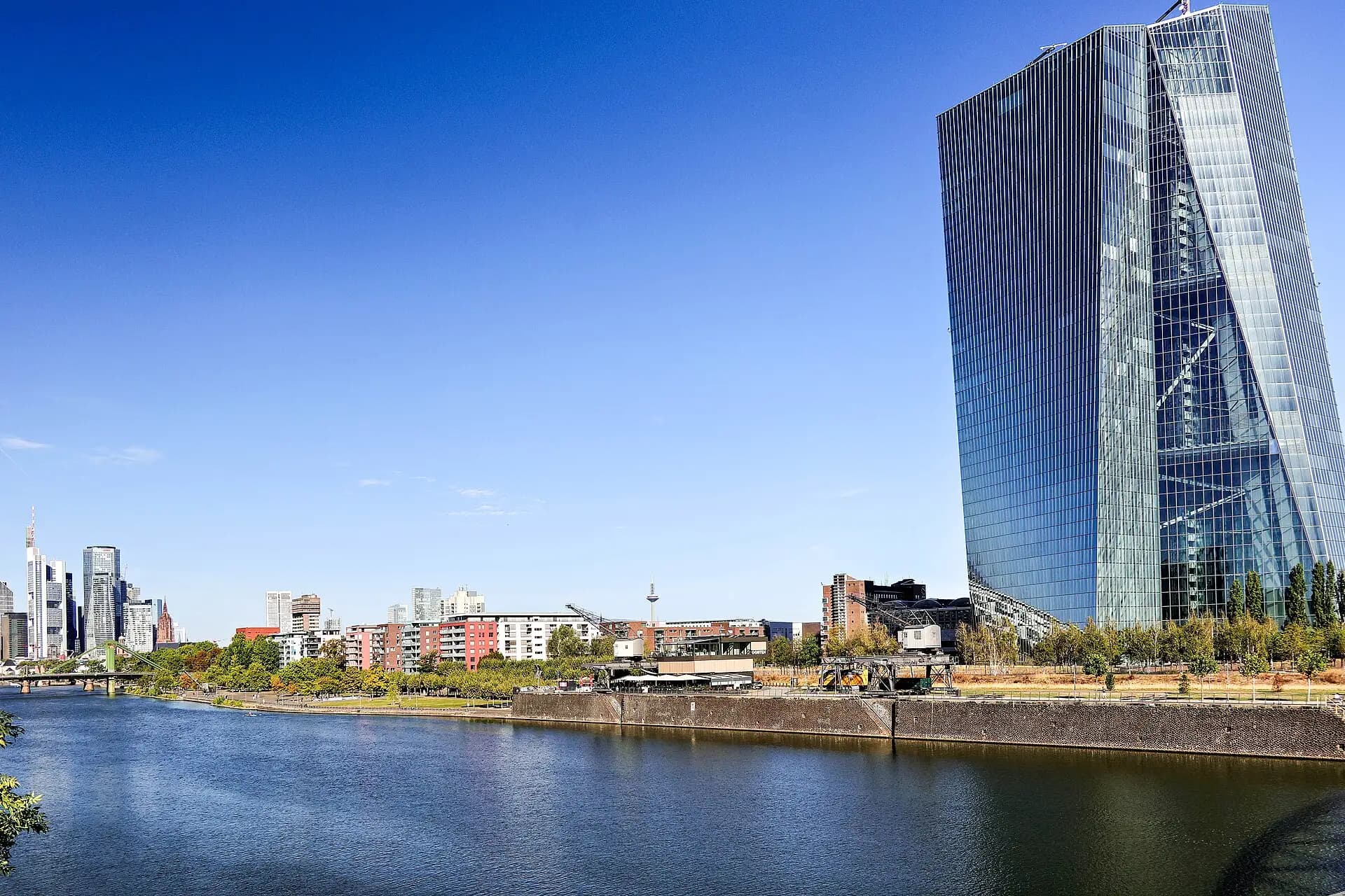 Europäische Zentralbank über dem Main im Frankfurter Ostend