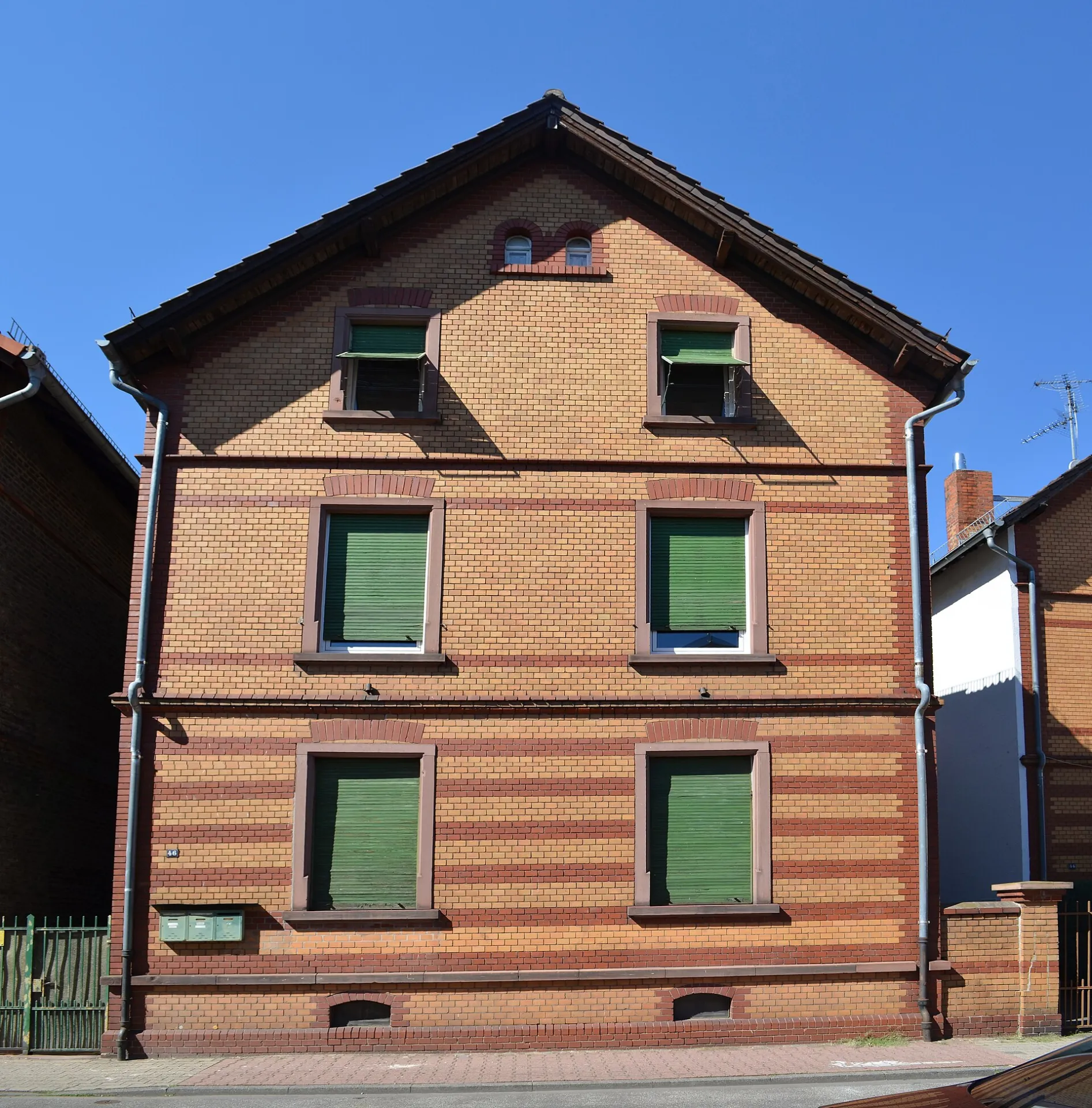 Wohnhaus mit grünen Fensterläden in der Fabriciusstraße in Frankfurt Griesheim