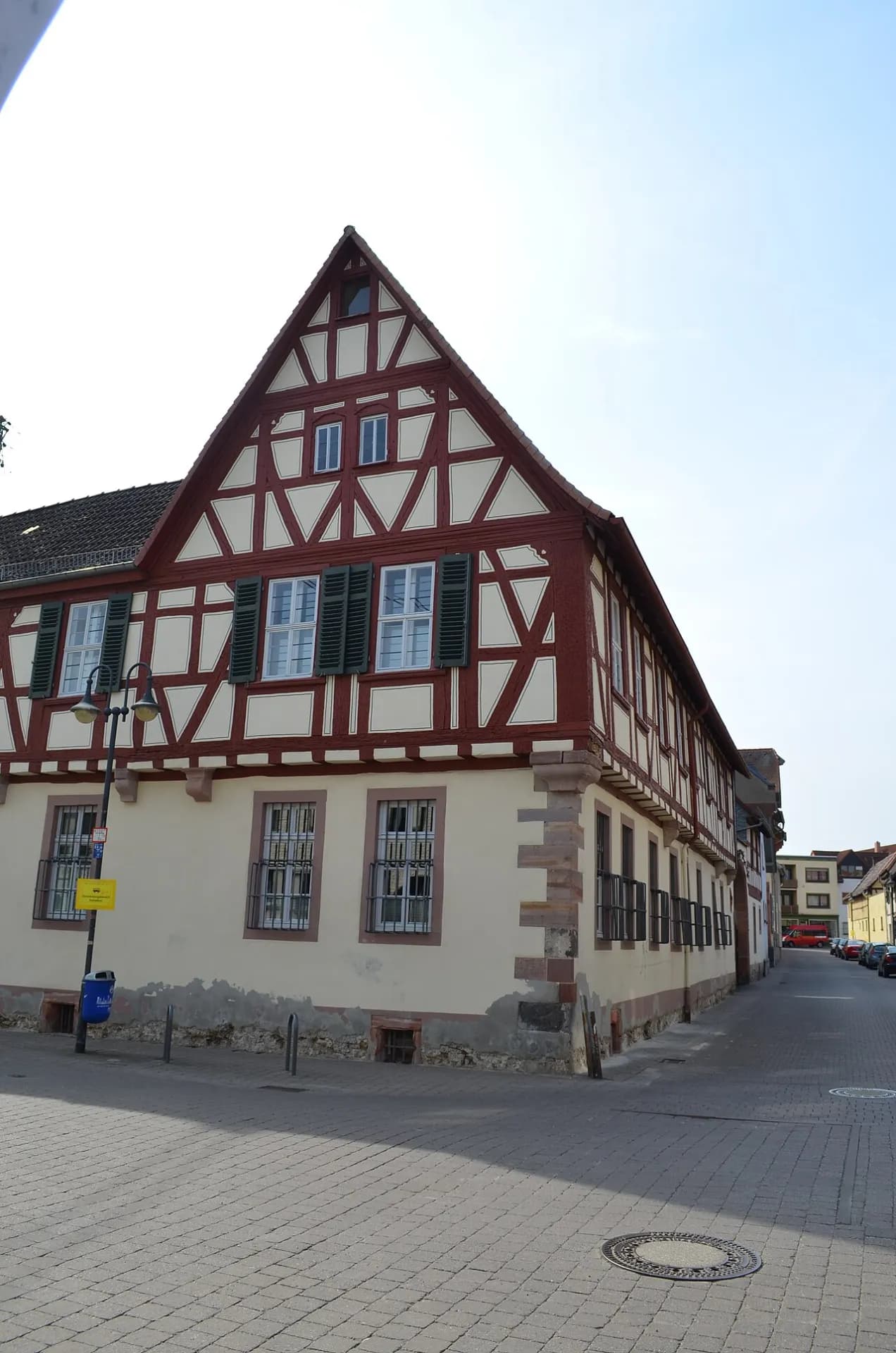 Fachwerk-Eckhaus an der Straße Alt Erlenbach in Frankfurt Nieder-Erlenbach