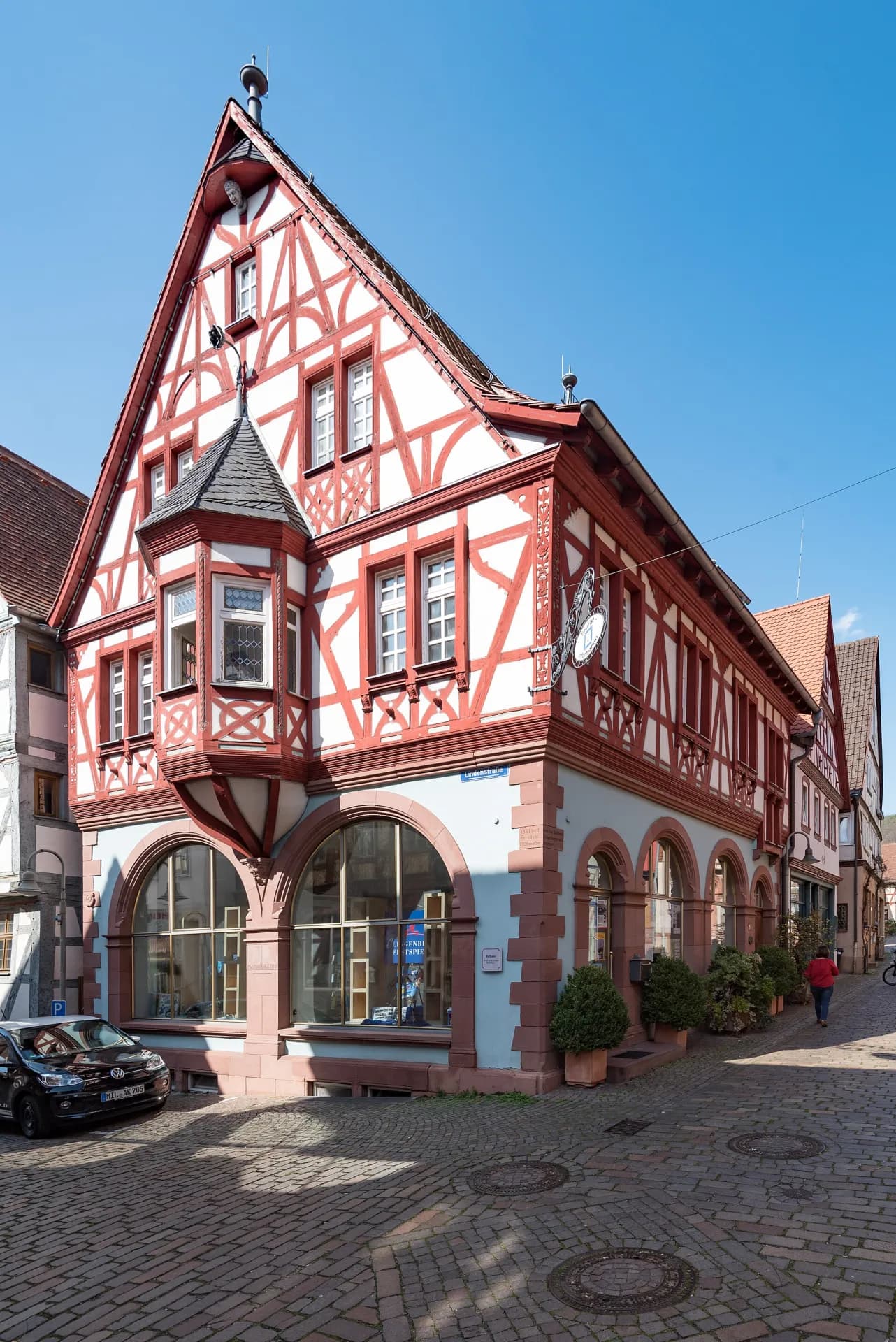 Fachwerk-Eckhaus mit Sandstein-Bogenfenstern in Klingenberg am Main