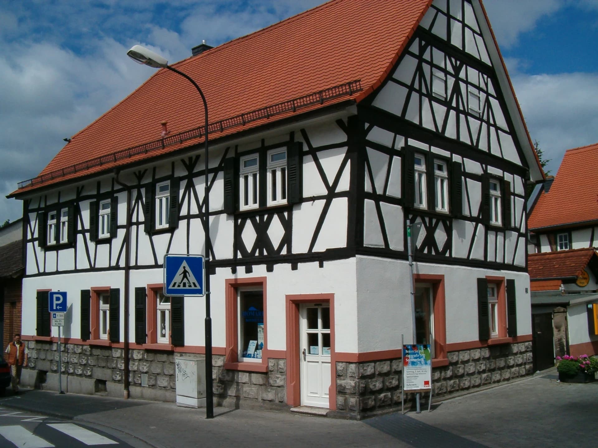 Fachwerk-Eckhaus an einer Straßenkreuzung in Rodgau
