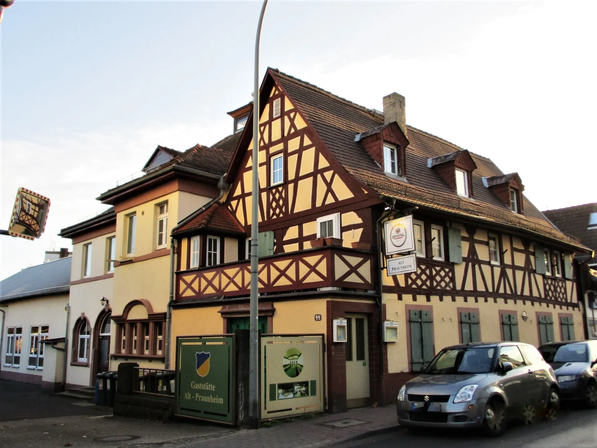 Fachwerkgebäude an einer Straßenecke im Ortskern von Frankfurt Praunheim