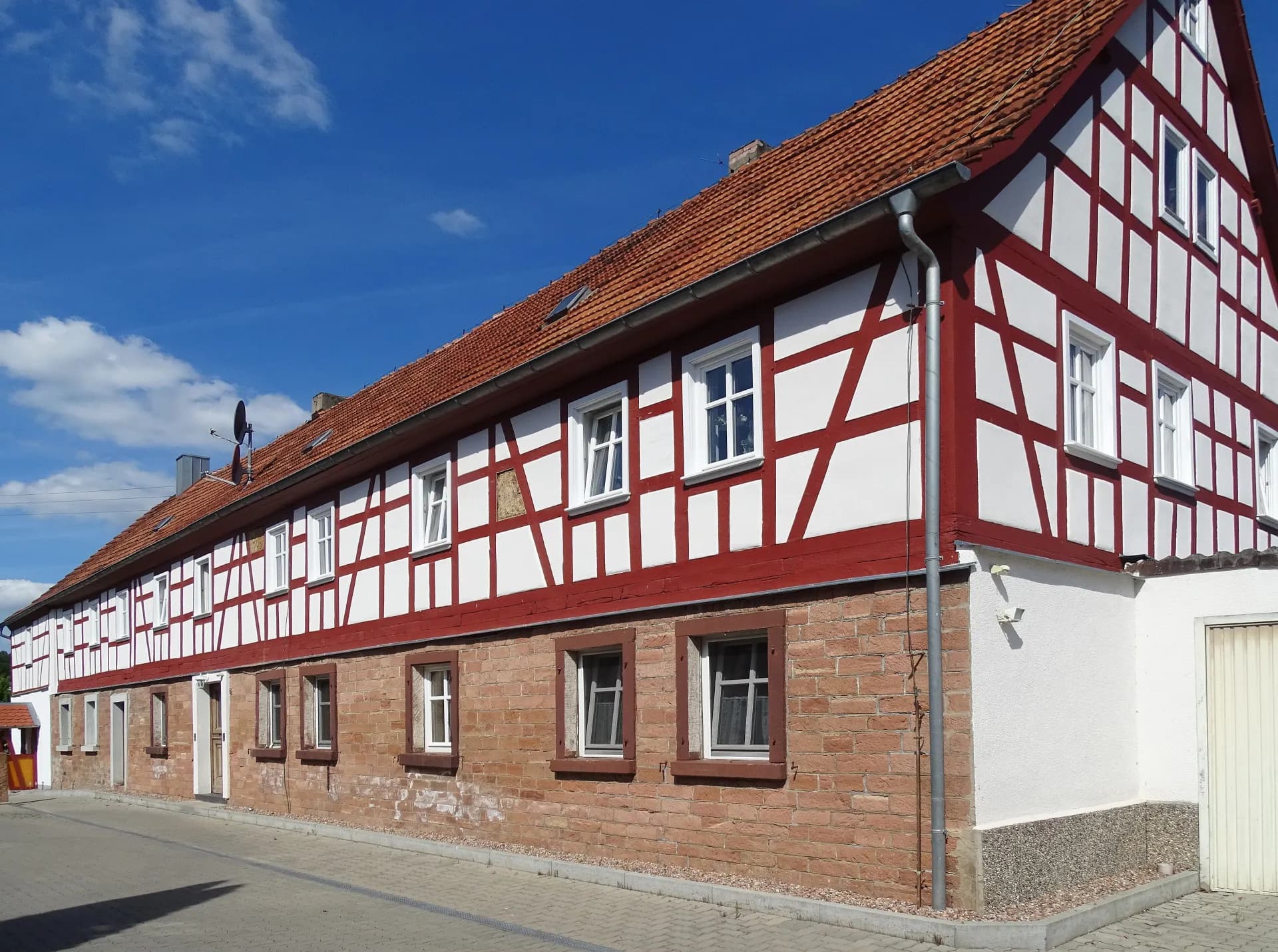 Langgestreckter Fachwerkbau Am Sackhaus in Schöllkrippen
