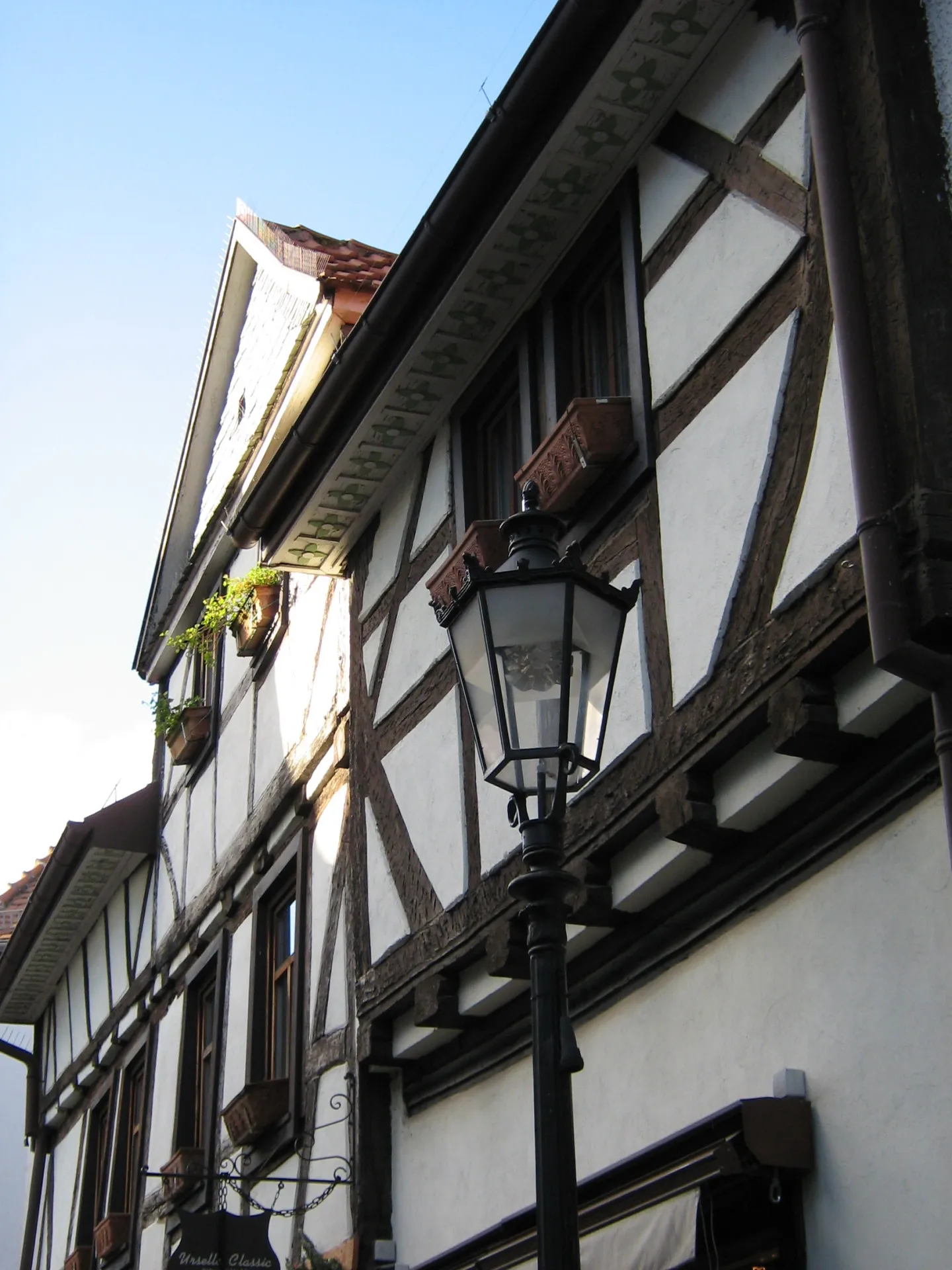 Fachwerkfassade mit Laterne in der Altstadt von Oberursel (Taunus)