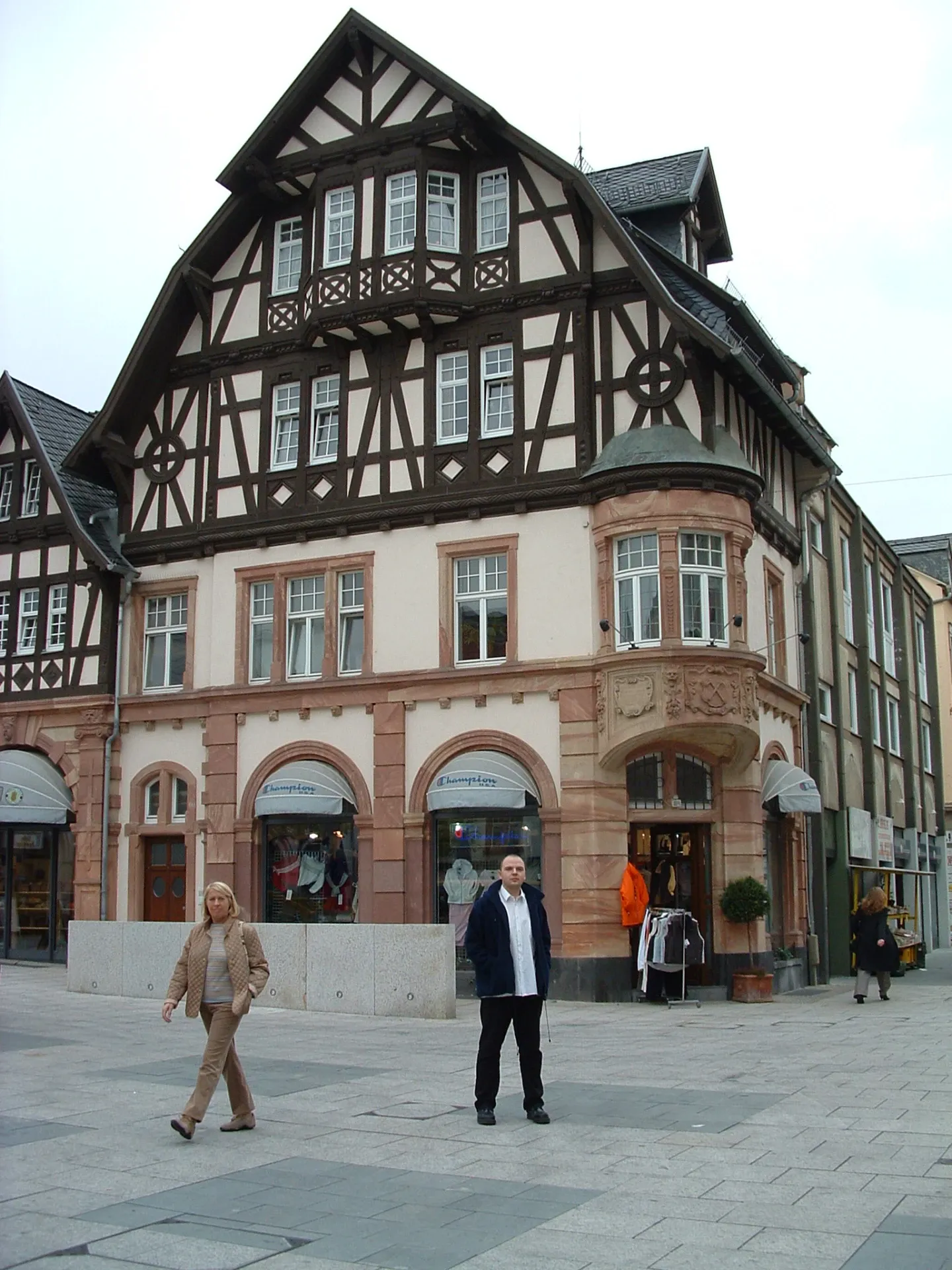 Fachwerk-Eckhaus an der Fußgängerzone in Bad Homburg