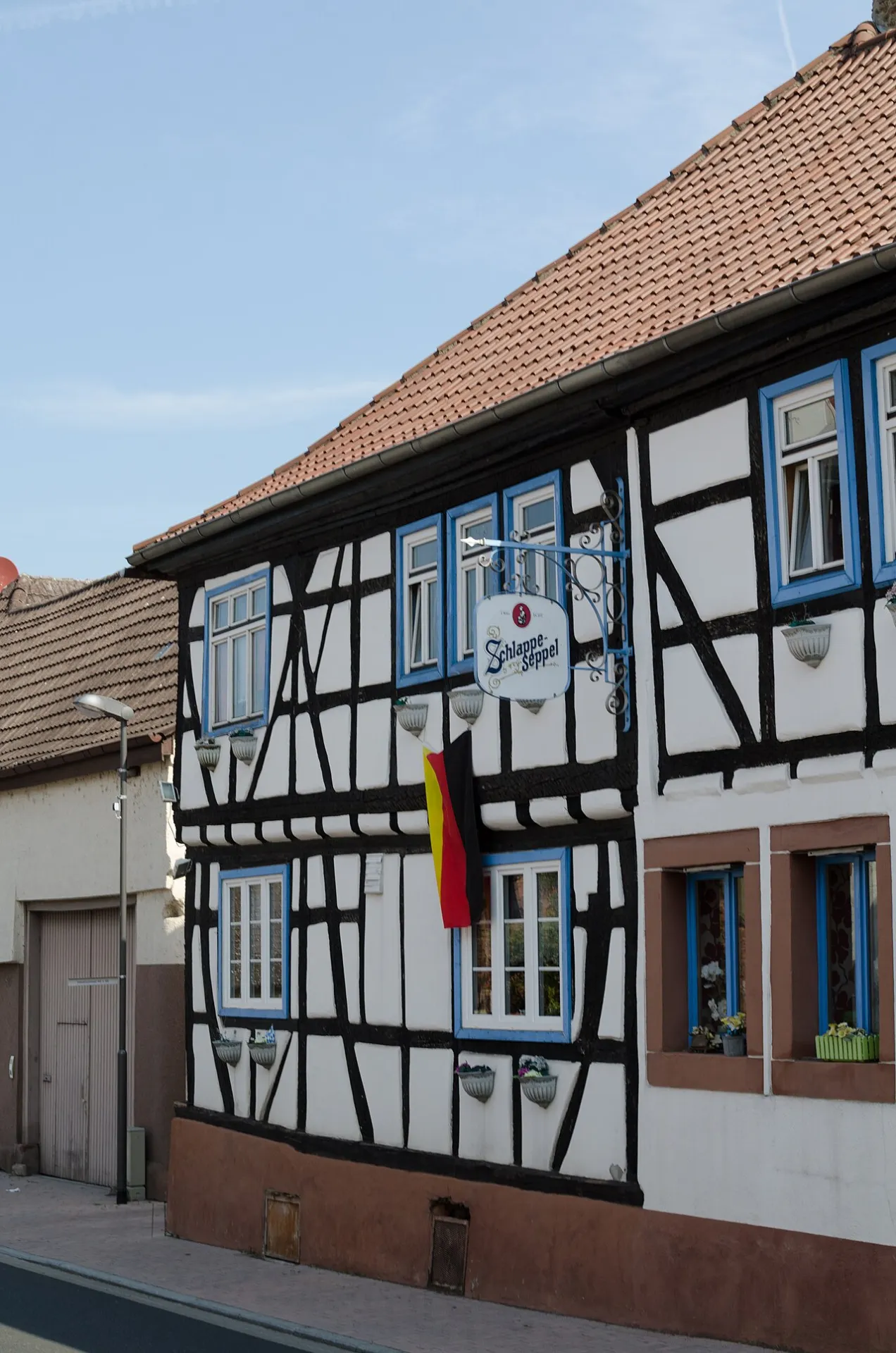 Fachwerkfassade mit blauen Fensterrahmen an der Hauptstraße in Stockstadt am Main