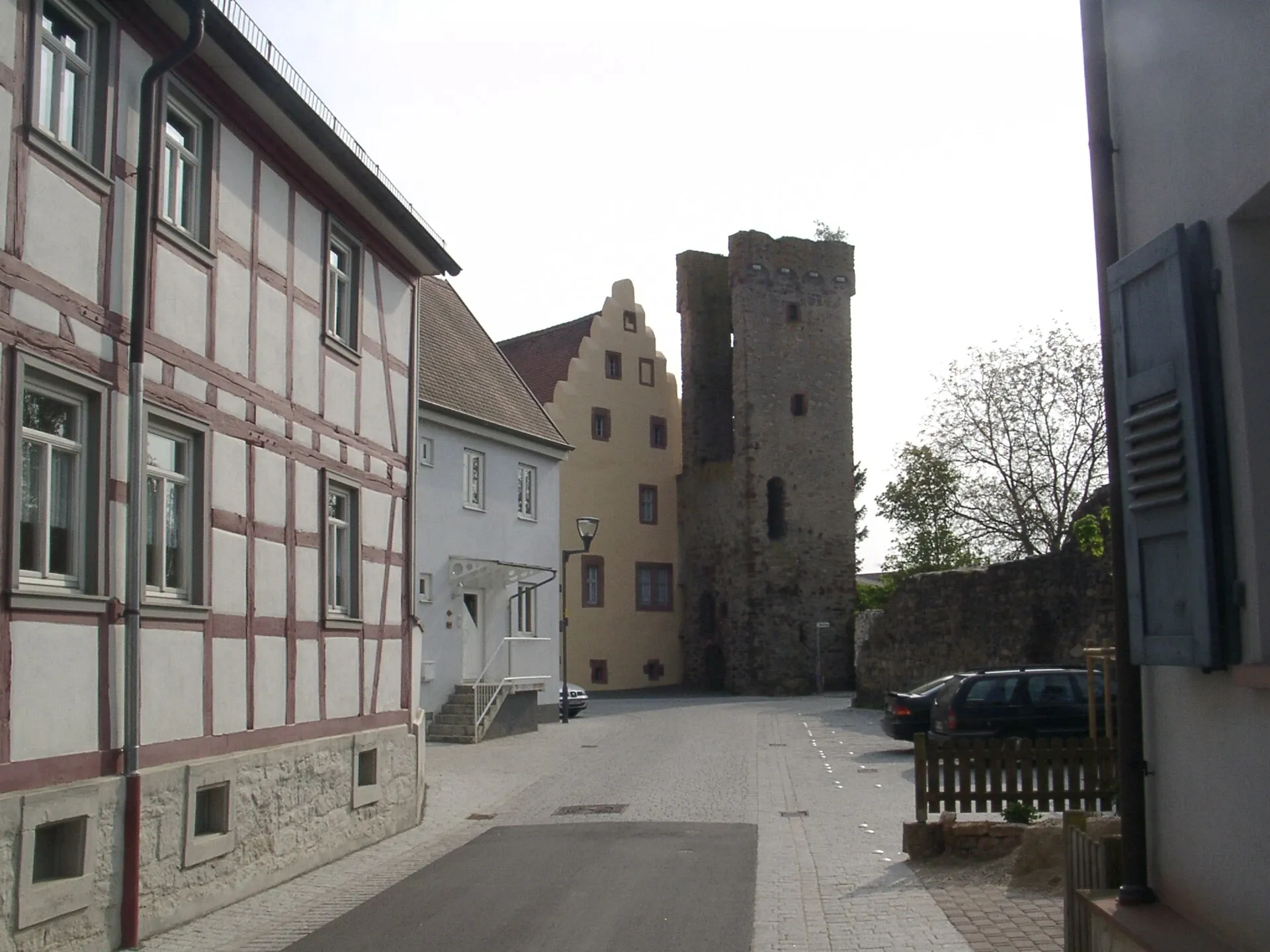Fachwerkgasse mit Blick auf den Turm in Babenhausen