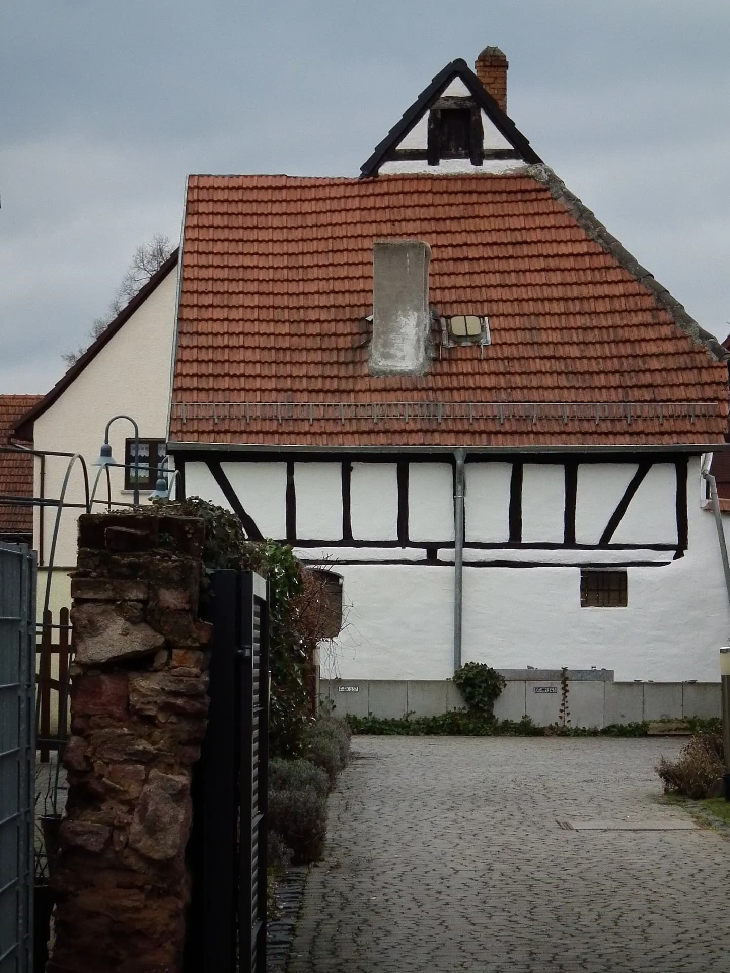Enge Gasse mit Fachwerkgiebel in Rodgau-Jügesheim