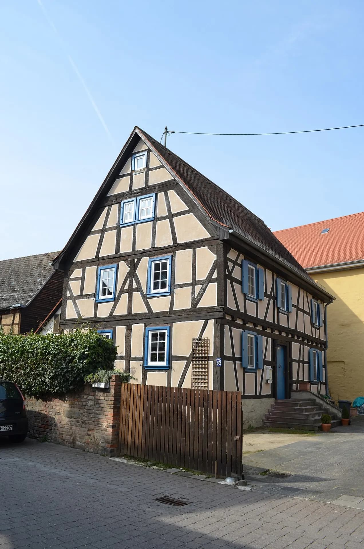 Fachwerkhaus mit Giebel an der Straße Alt Erlenbach in Frankfurt Nieder-Erlenbach