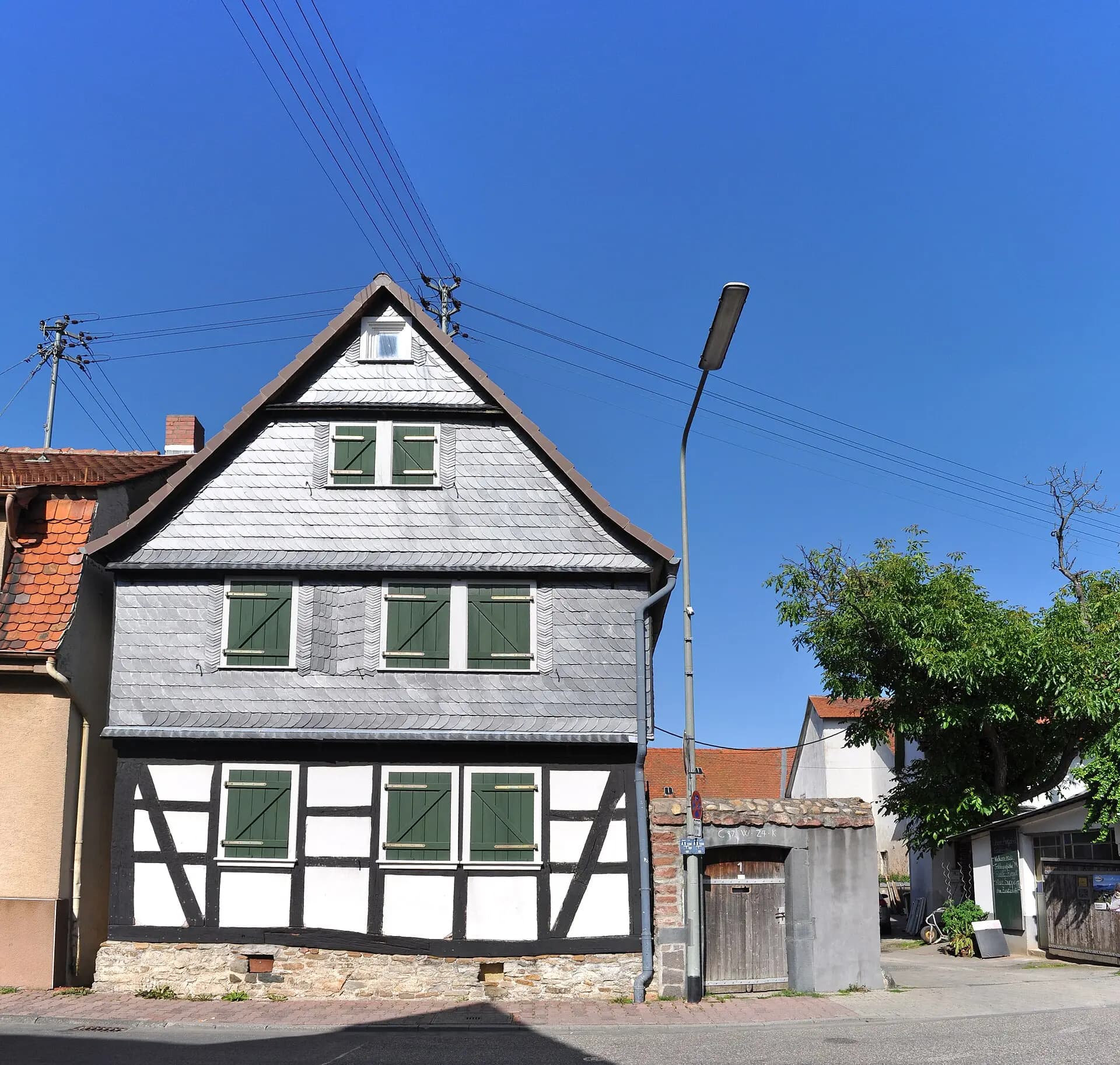Fachwerkgiebel eines Hofhauses an der Straße Alt-Niedereschbach in Frankfurt Nieder-Eschbach