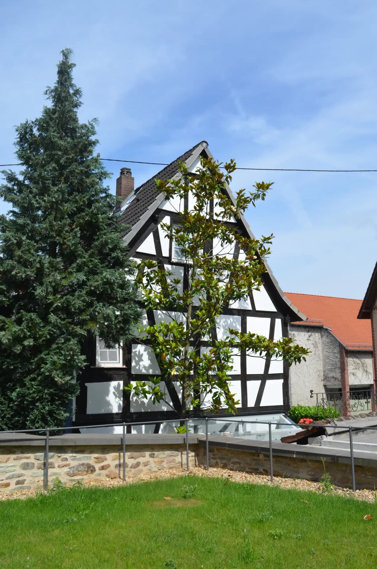 Giebelseite eines Fachwerkhauses am Bornhohl in Steinbach (Taunus)
