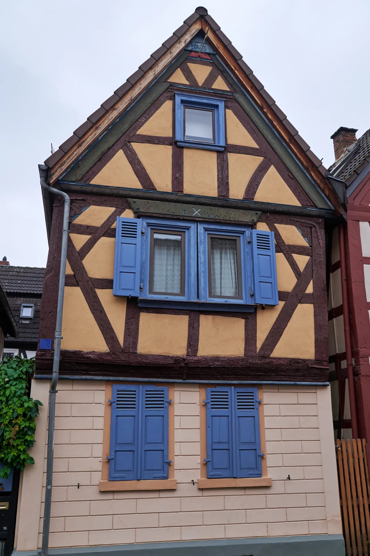 Fachwerkgiebel mit blauen Klappläden in der Friedrich-Ebert-Straße in Nidderau-Windecken