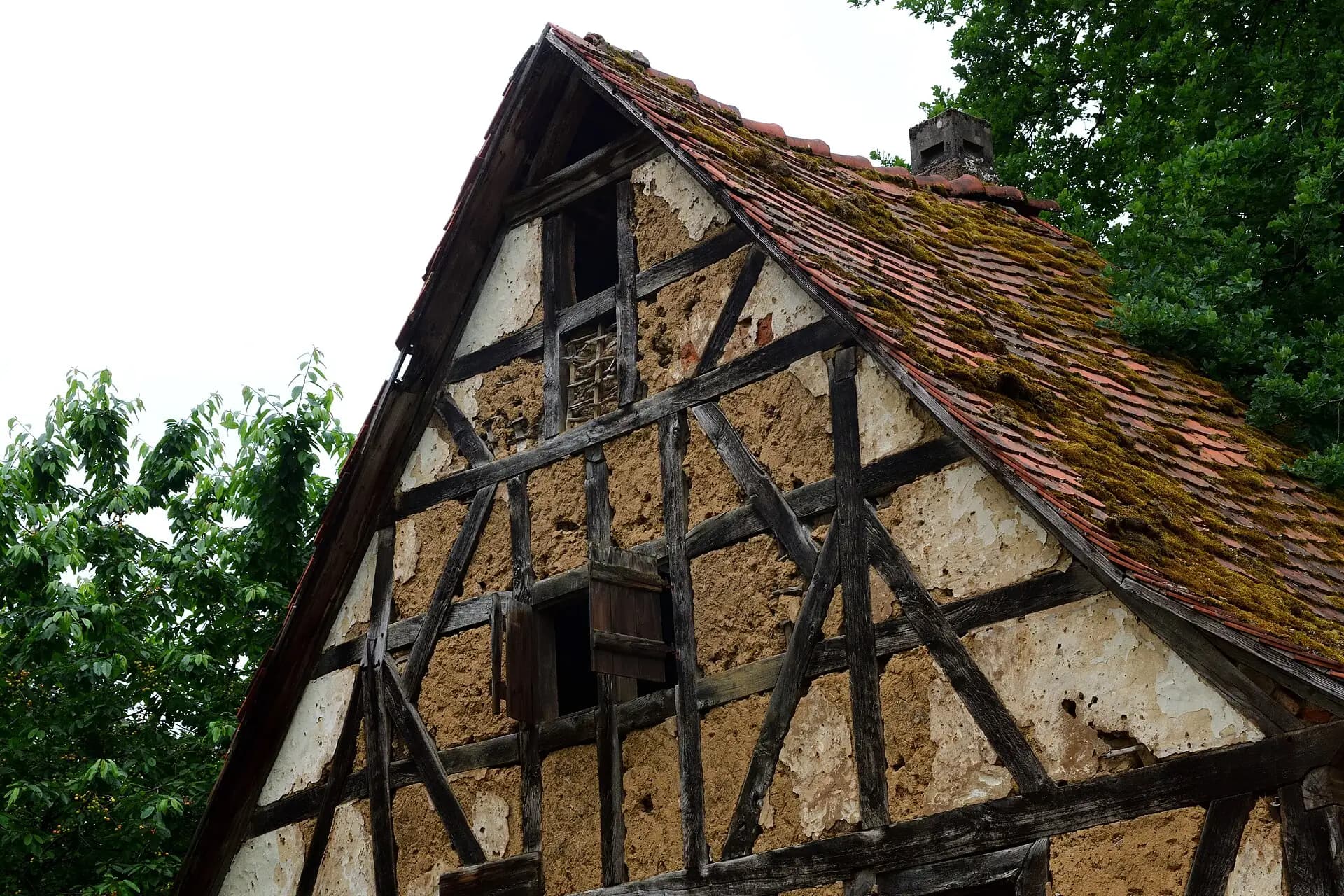Fachwerkgiebel am Haingraben im Ortsteil Lützel-Wiebelsbach in Lützelbach