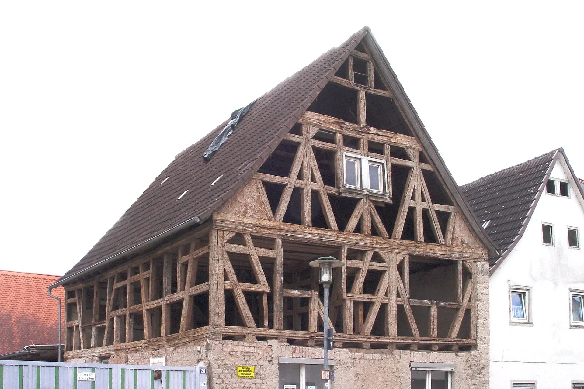Freigelegter Fachwerkgiebel eines Altbaus in Aschaffenburg-Obernau