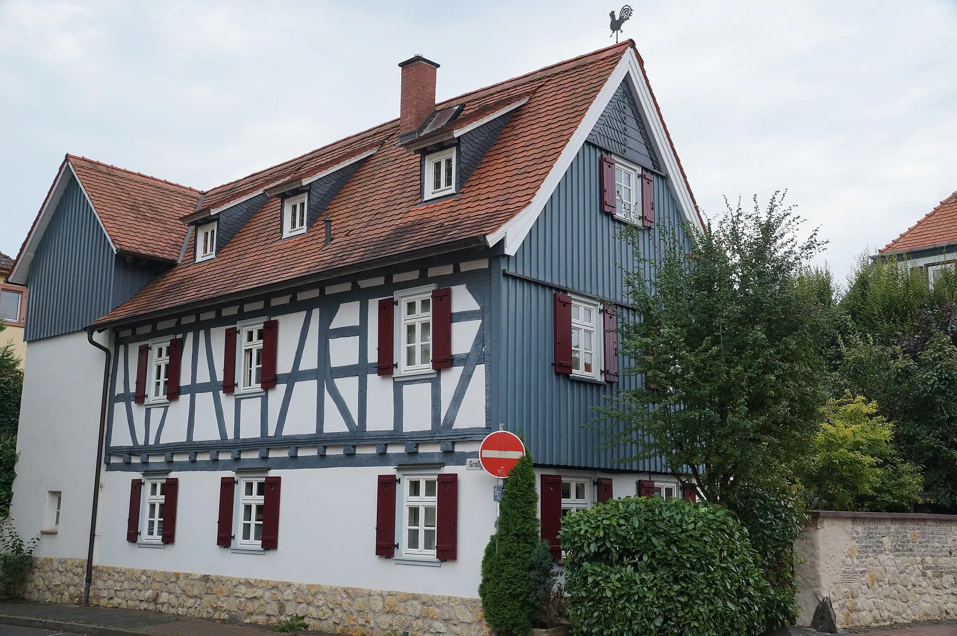Wohnhaus mit Fachwerkgiebel an der Hauptstraße in Okarben, Karben