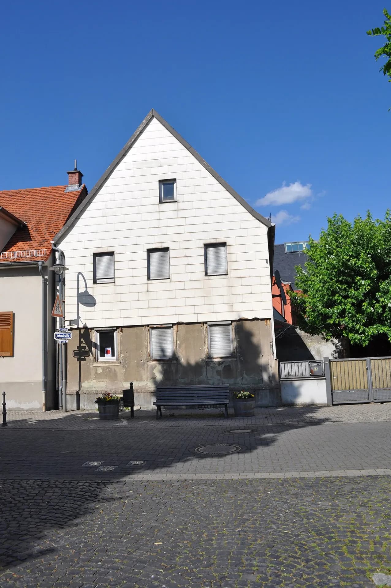 Haus mit verputztem Fachwerkgiebel in der Jahnstraße in Bad Homburg-Ober-Eschbach