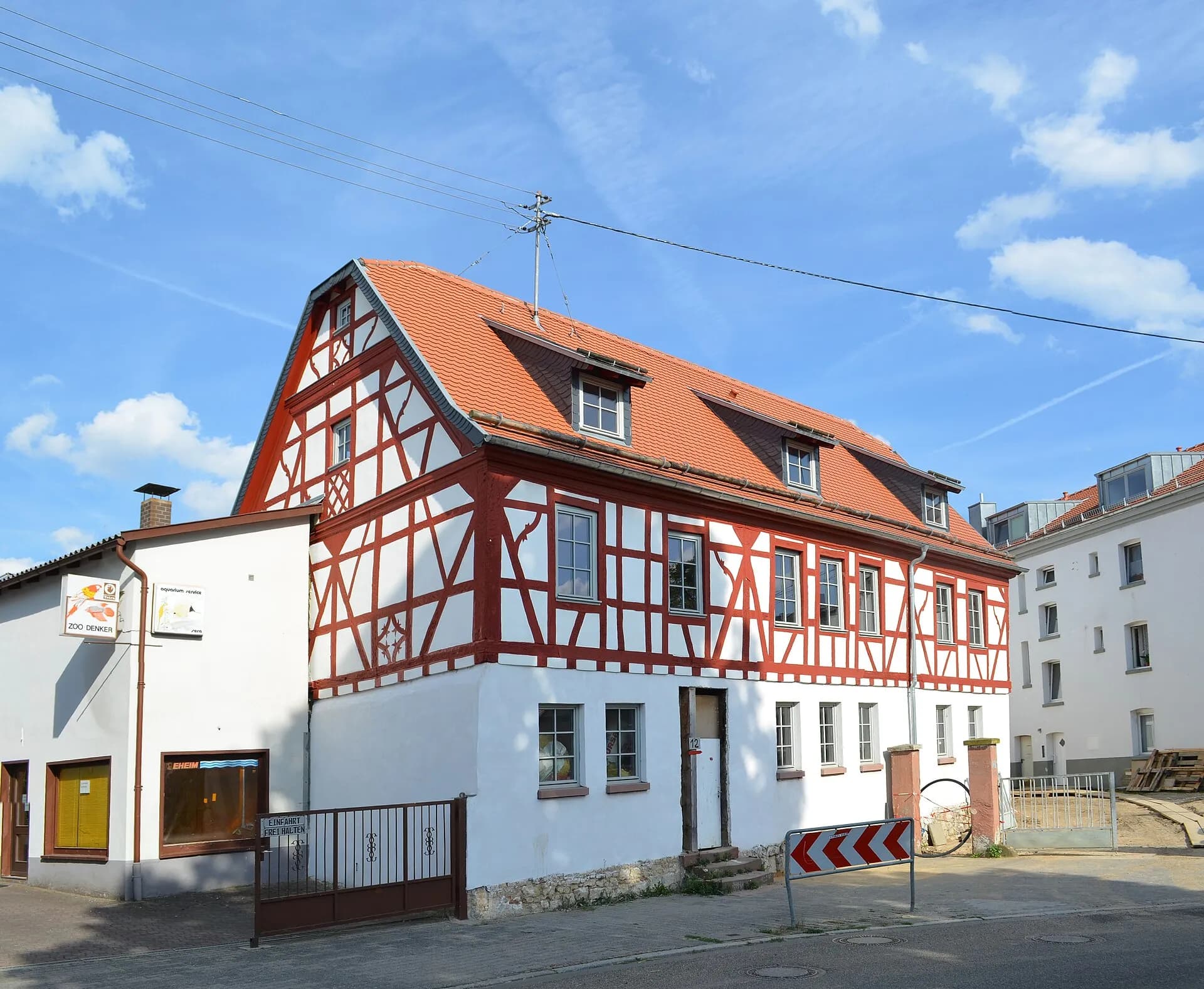 Fachwerkhaus Alt Bonames 12 von der Giebelseite in Frankfurt Bonames