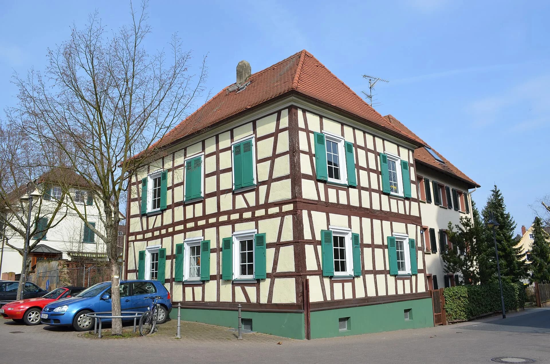 Grünes Fachwerkhaus an der Straße Alt Erlenbach in Frankfurt Nieder-Erlenbach