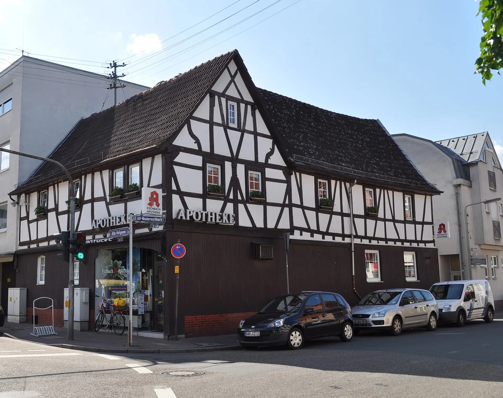 Eckständiges Fachwerkhaus mit Ladenlokal in Frankfurt Nieder-Eschbach