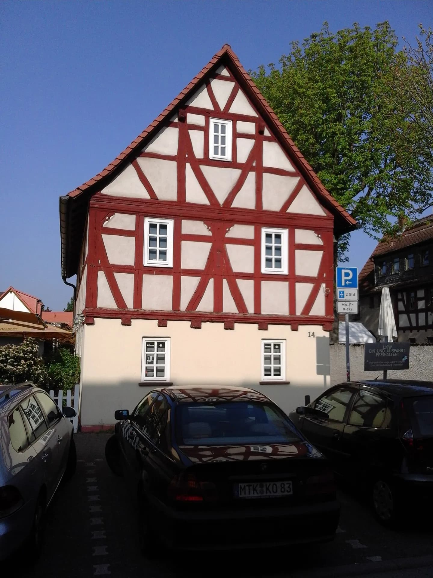 Rot gefasstes Fachwerkhaus in Alt-Schwanheim in Frankfurt Schwanheim