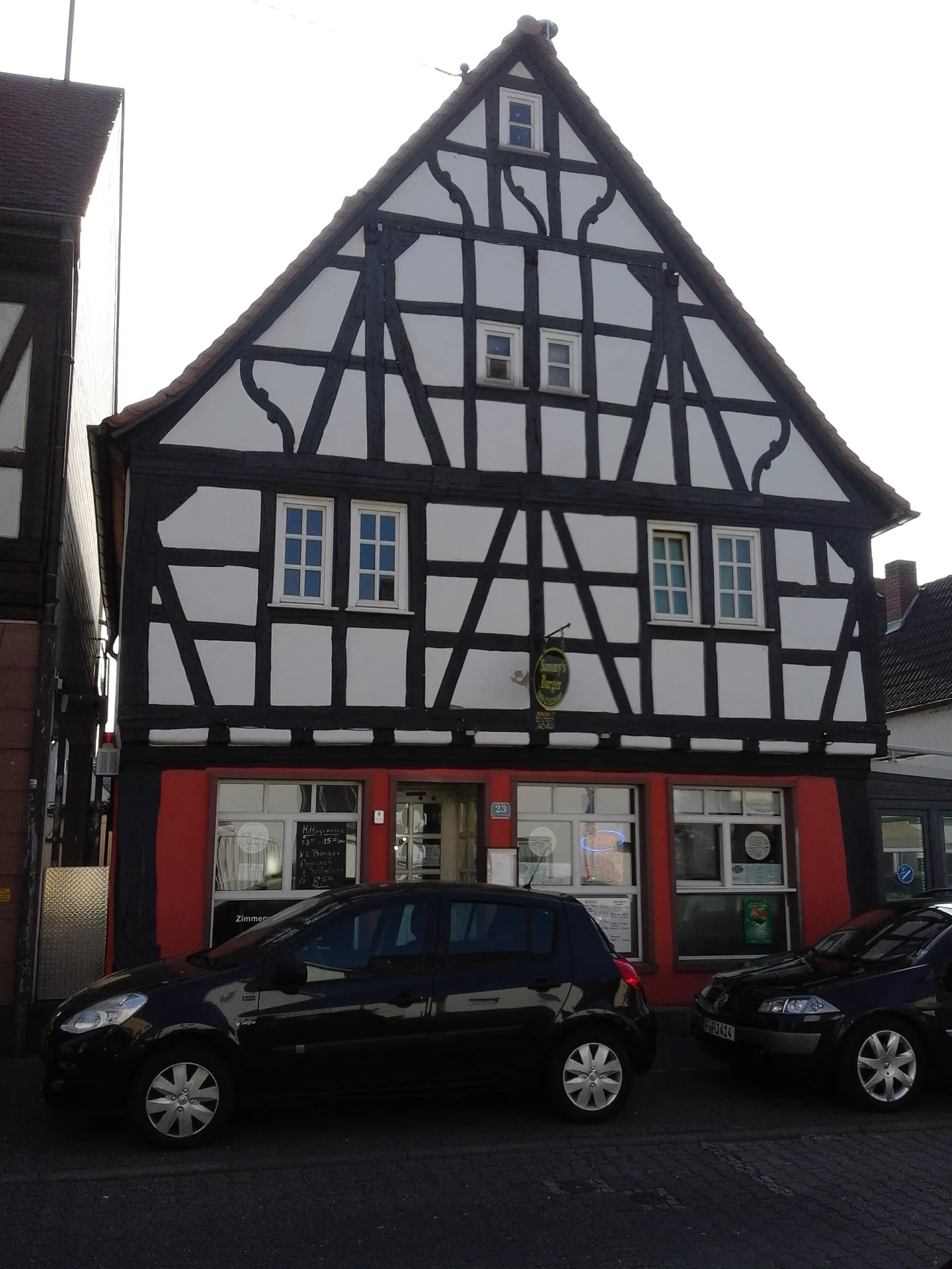 Schwarz-weißes Fachwerkhaus in Alt-Schwanheim in Frankfurt Schwanheim