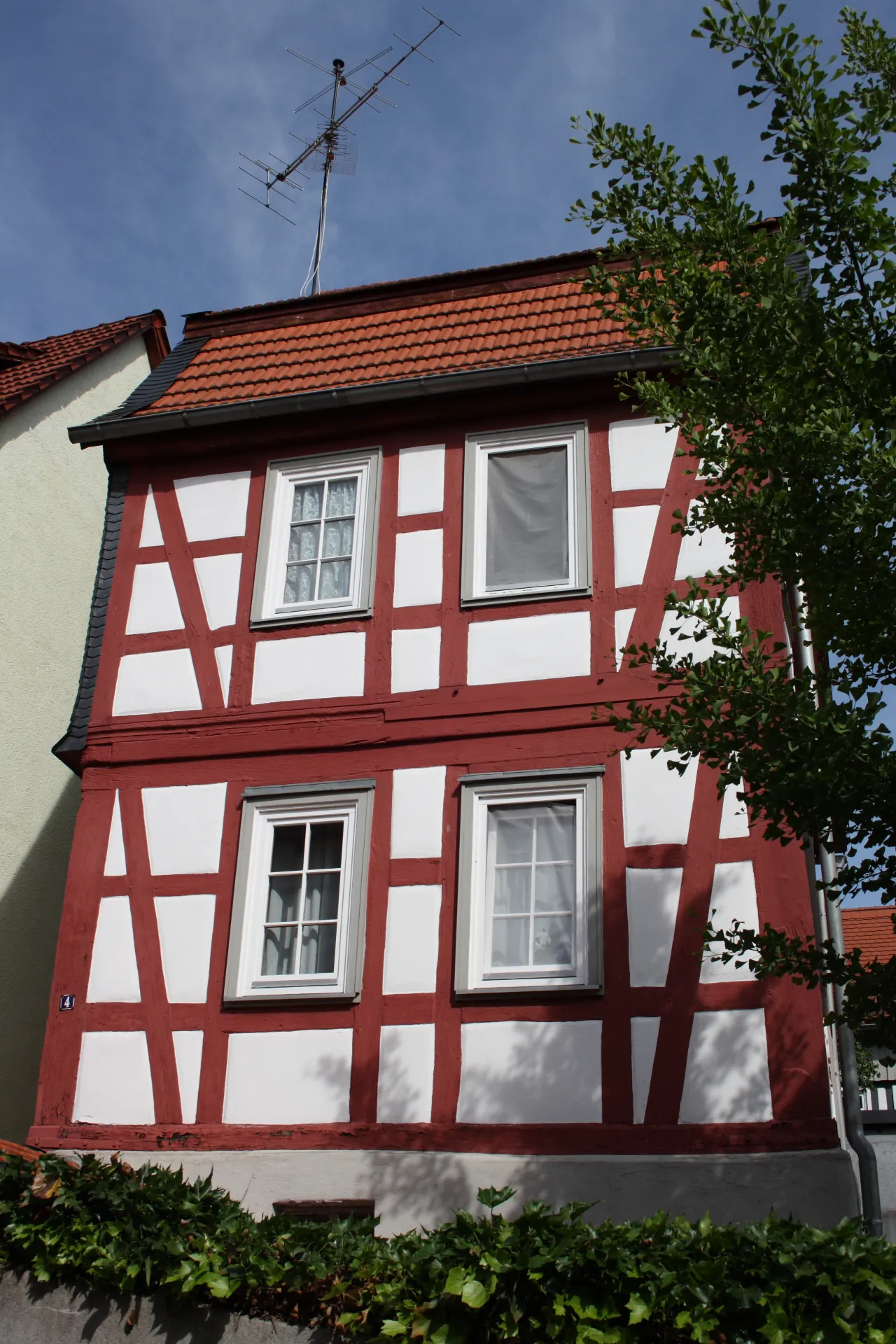 Rot gefasstes Fachwerkhaus in der Altstadt von Wächtersbach
