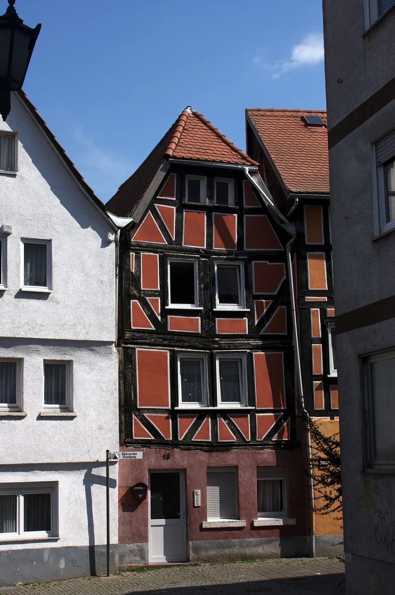 Rot gefasstes Fachwerkhaus in der Altstadt in Friedberg (Hessen)