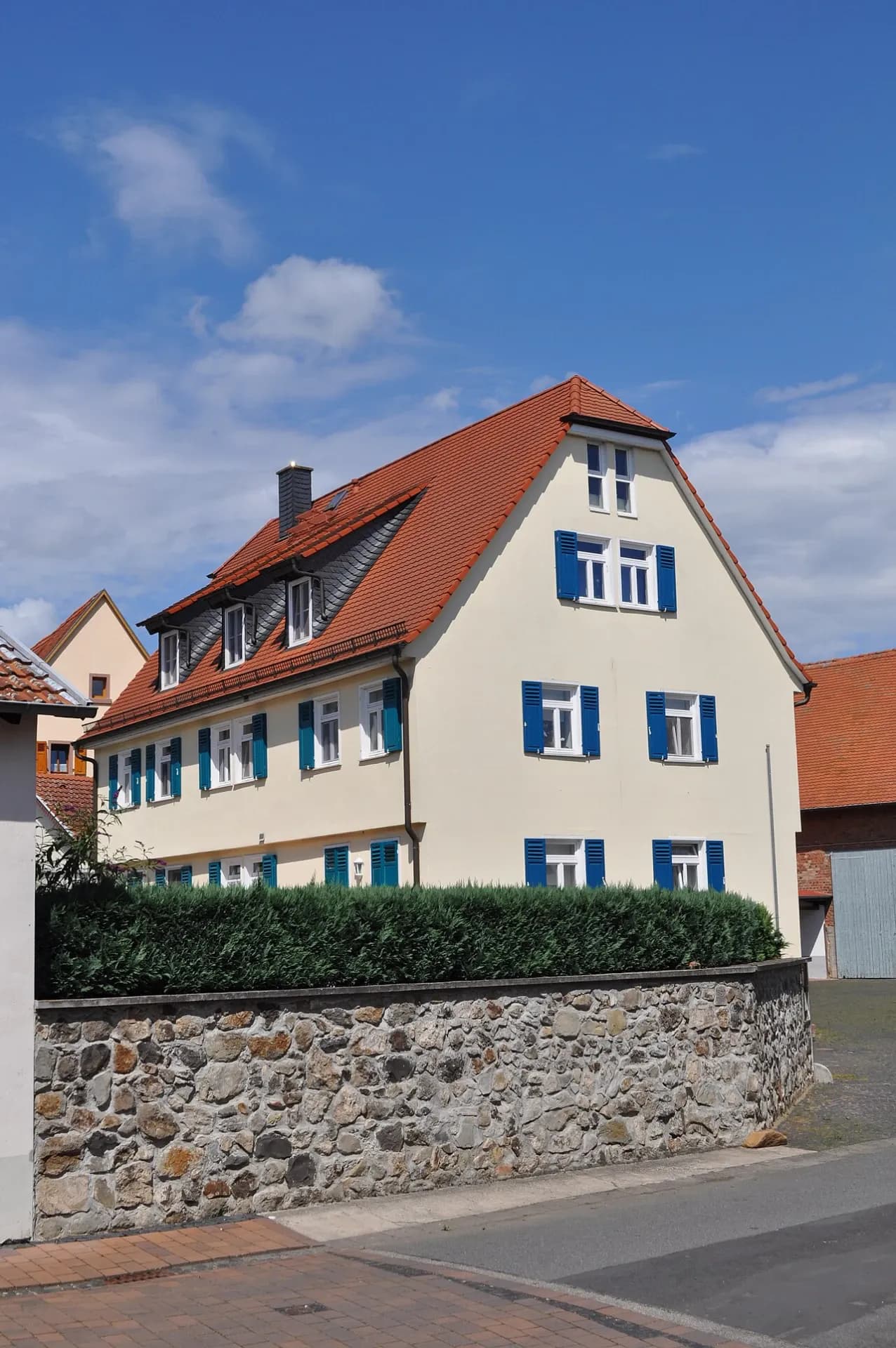 Straßenseite des Fachwerkhauses Am alten Rathaus in Bad Homburg-Ober-Erlenbach