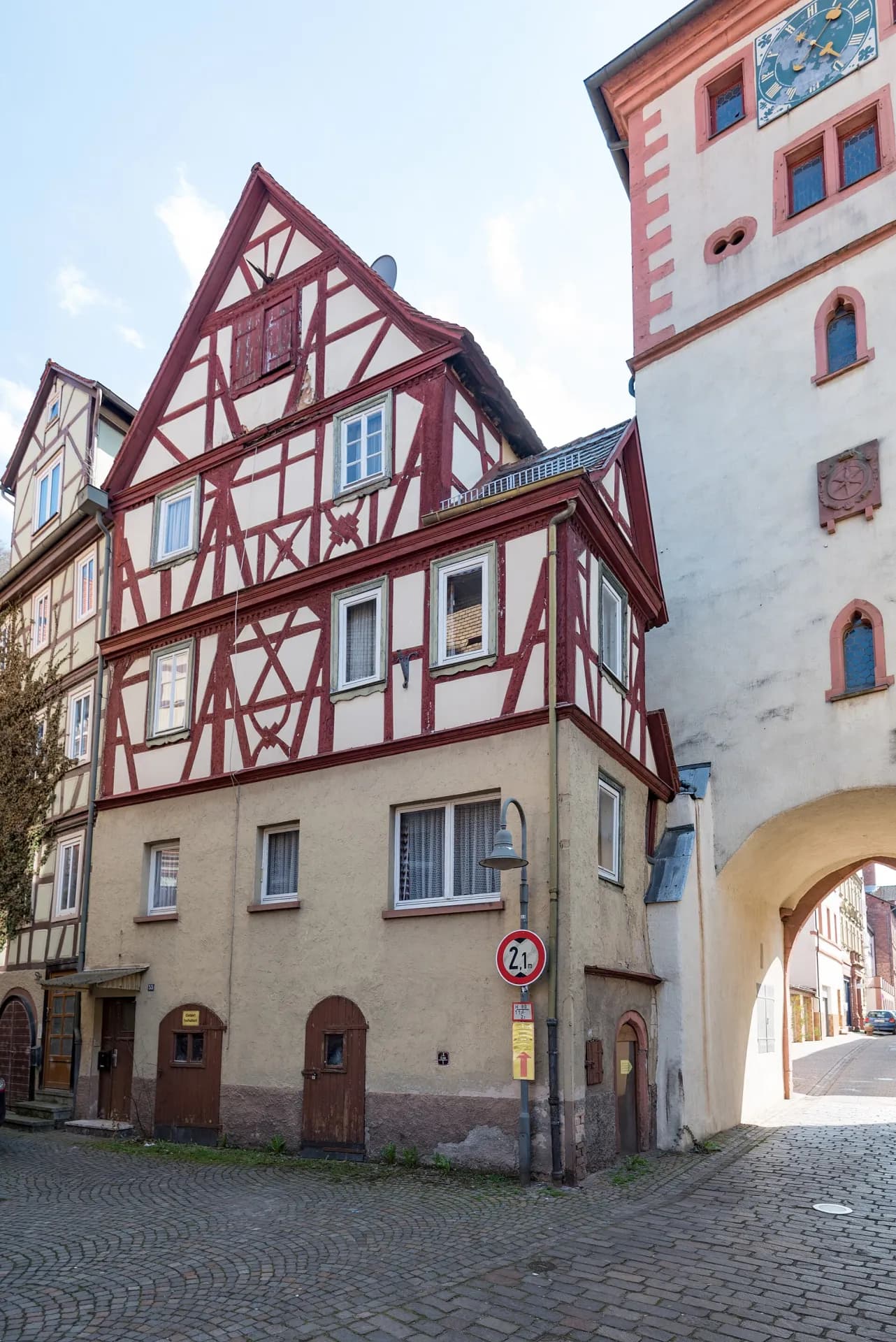 Fachwerkhaus neben dem Brunntorturm in Klingenberg am Main