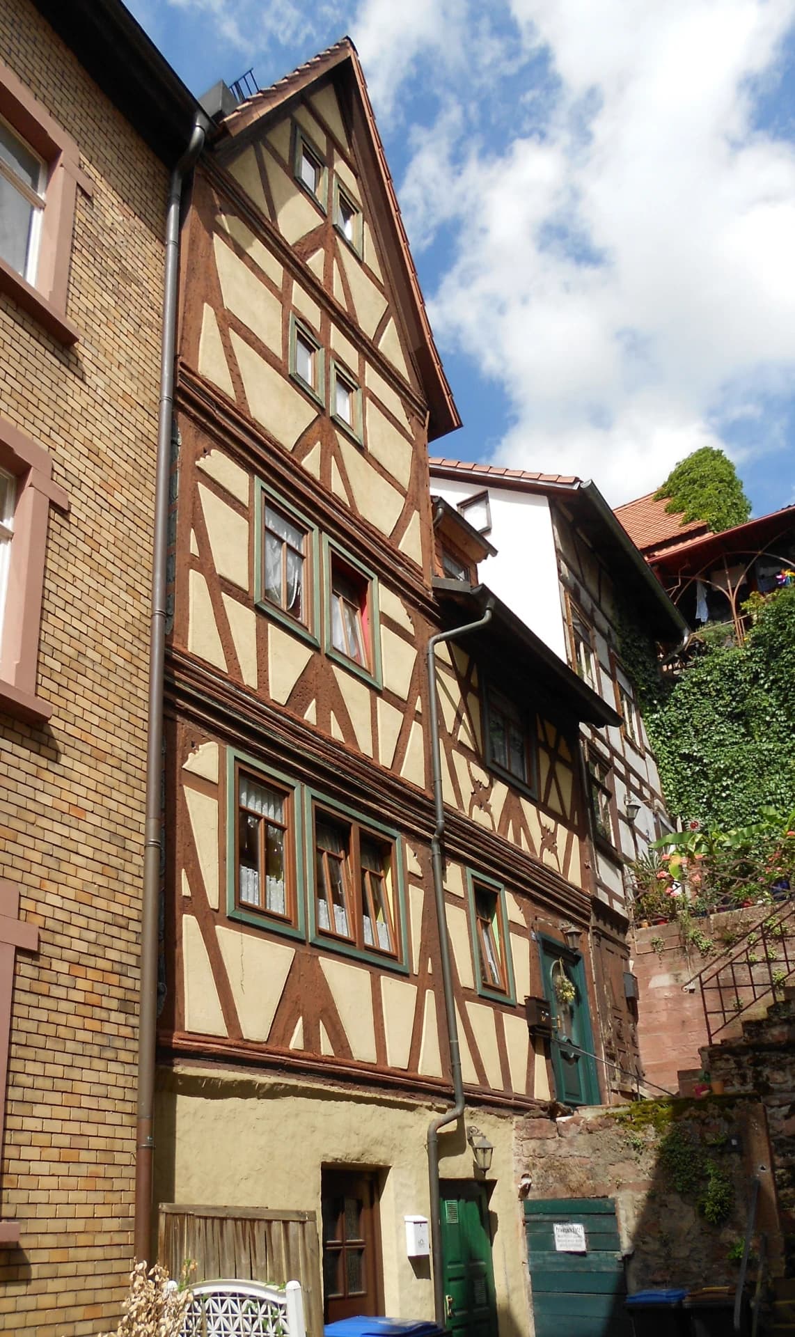 Schmales Fachwerkhaus am Hang in Klingenberg am Main