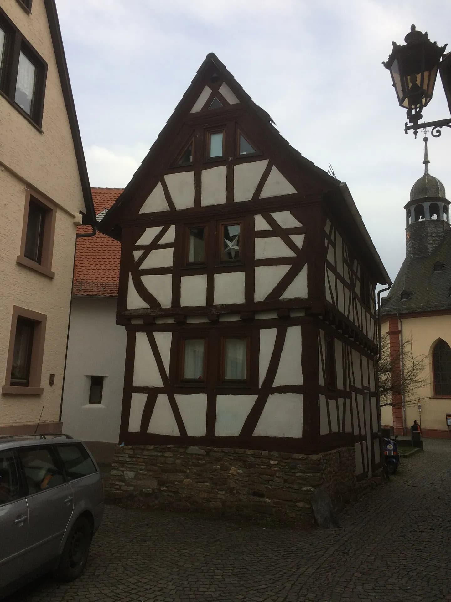 Fachwerkhaus am Kirchturm in der Altstadt von Oberursel (Taunus)