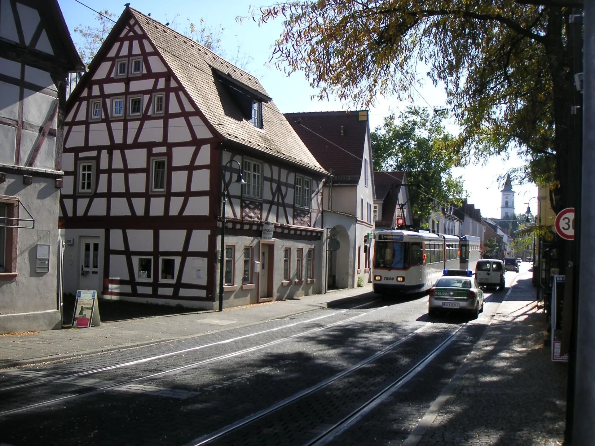 Fachwerkhaus an der Straßenbahnstrecke in Darmstadt-Eberstadt