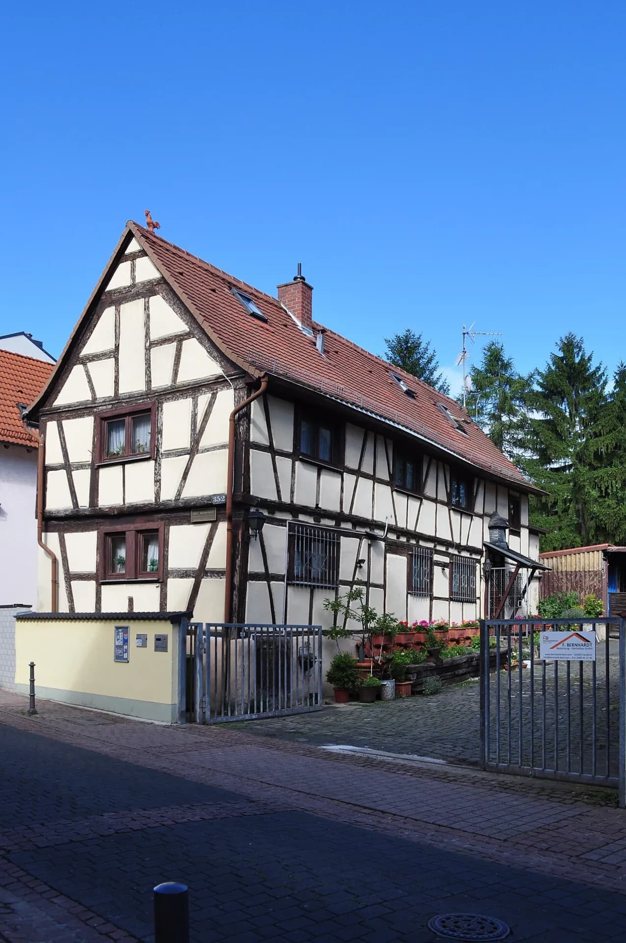Giebelständiges Fachwerkhaus im oberen Teil der Berger Straße in Frankfurt Bornheim
