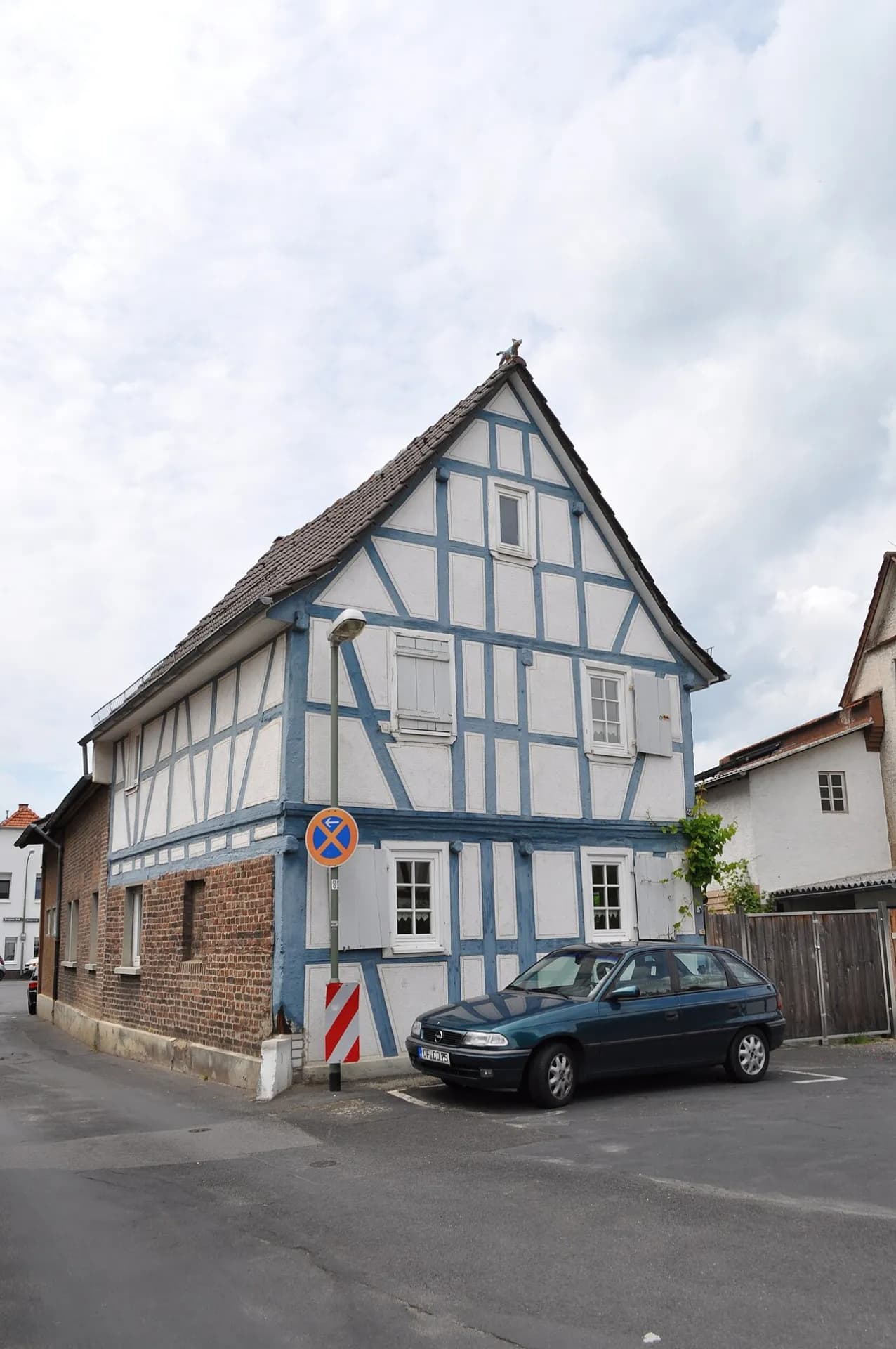 Blaues Fachwerkhaus Breite Straße 23 in Offenbach-Rumpenheim