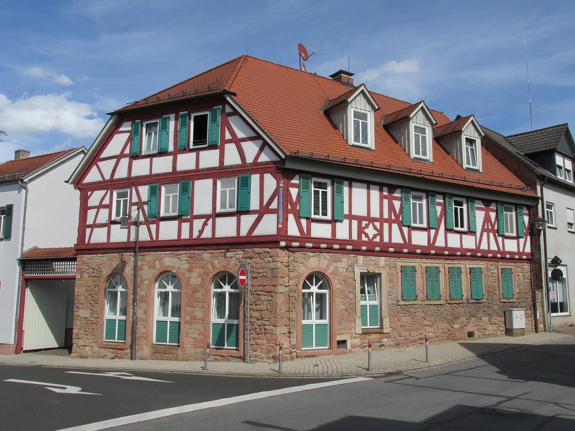 Fachwerk-Eckhaus mit rotem Dach in der Breiten Straße 24 in Großostheim