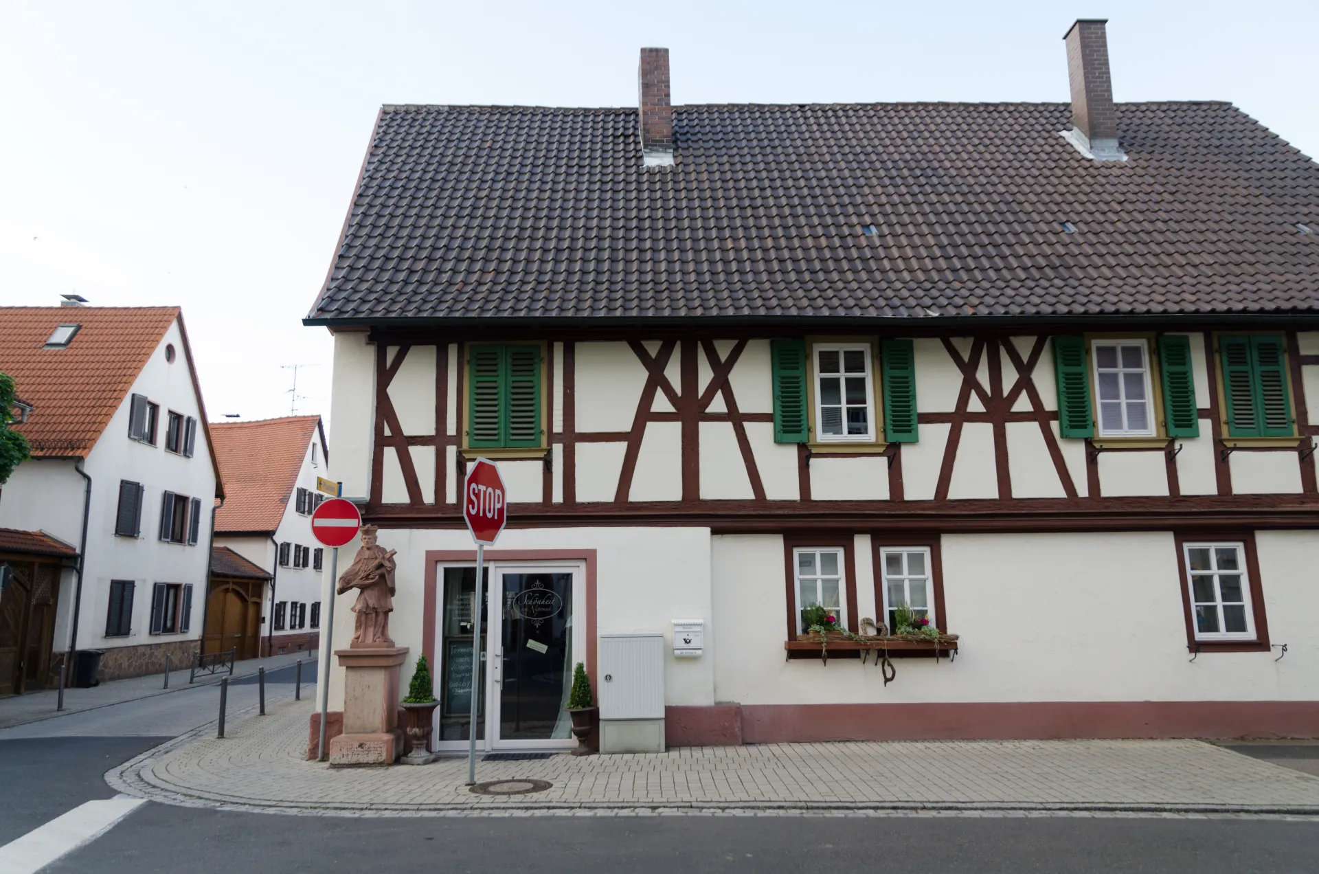Fachwerkhaus mit Nepomuk-Statue in der Breiten Straße in Großostheim