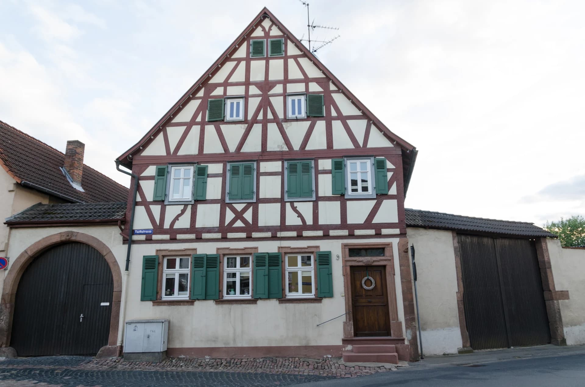 Fachwerkhaus mit Hoftor in der Breiten Straße 9 in Großostheim