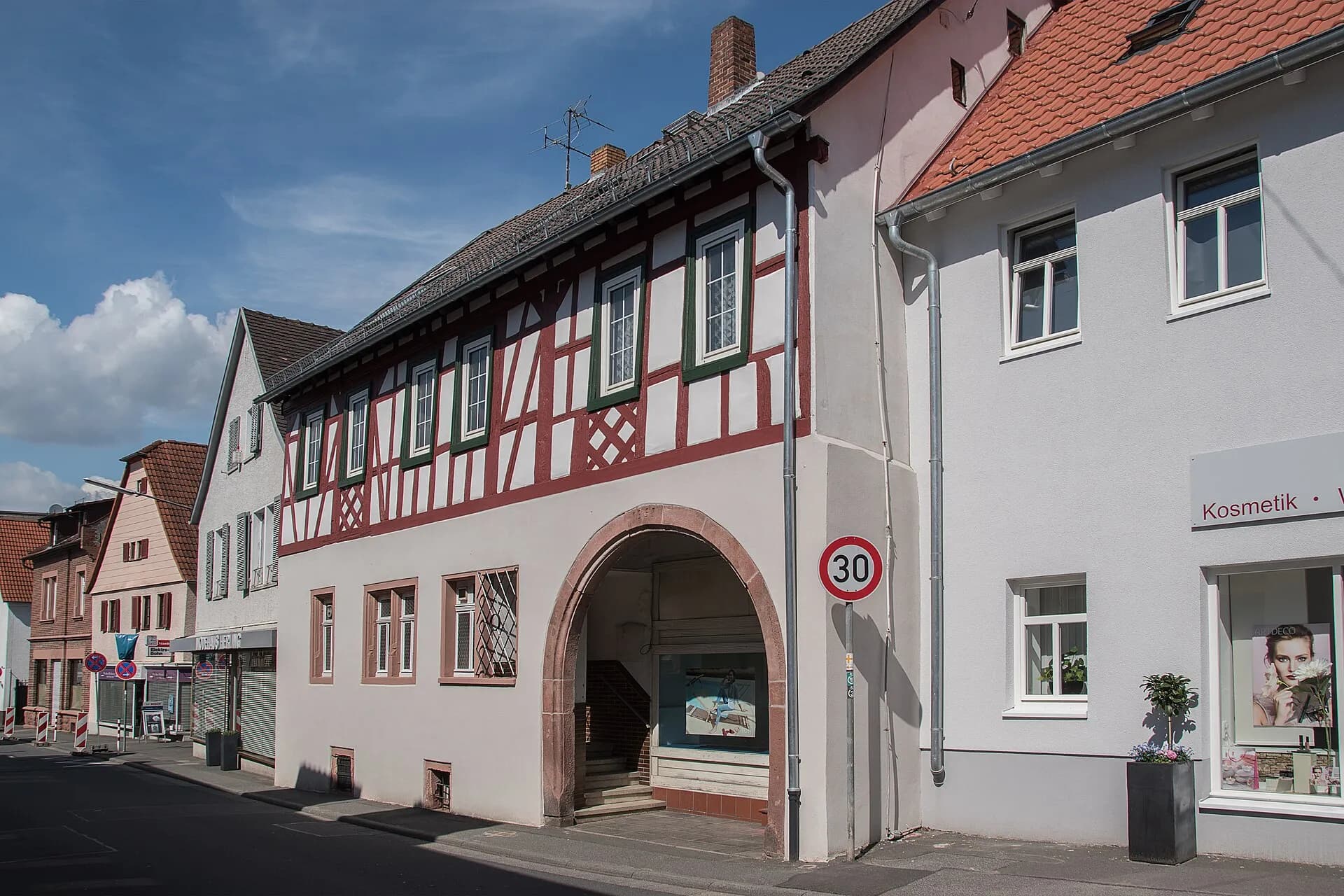 Fachwerkhaus mit Tordurchfahrt in der Darmstädter Straße in Seeheim-Jugenheim