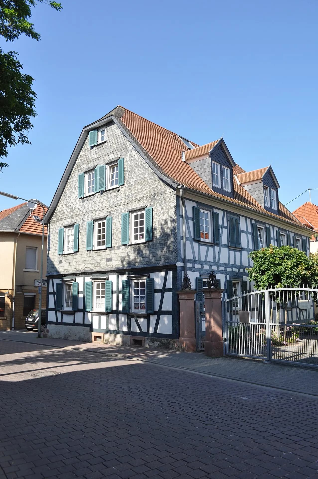 Stattliches Fachwerkhaus an der Deuil-la-Barre-Straße in Frankfurt Nieder-Eschbach