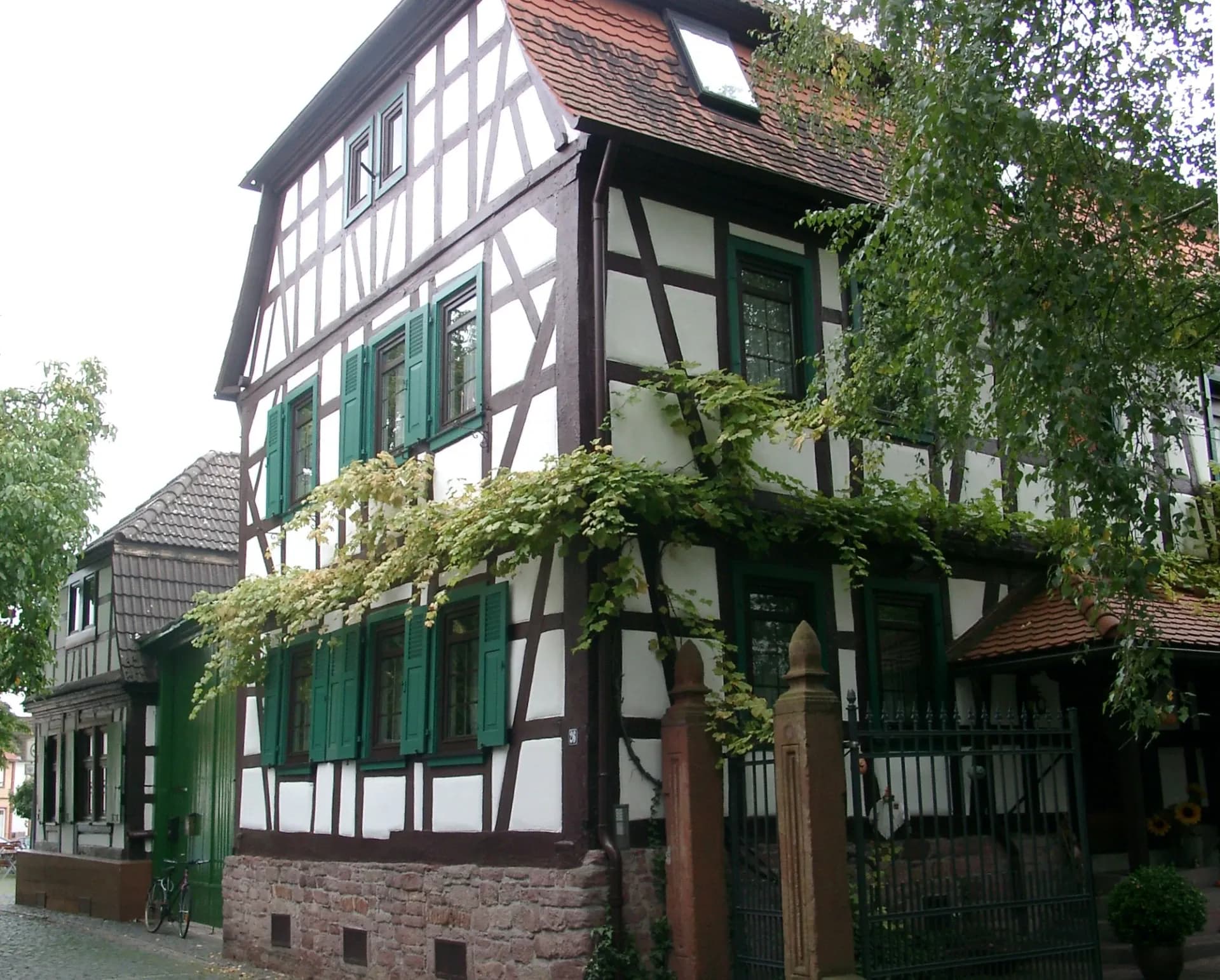Efeuberanktes Fachwerkhaus in der Altstadt von Dietzenbach