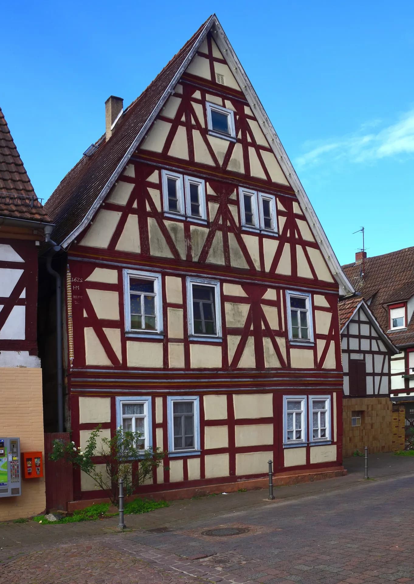 Rot gefasstes Fachwerkhaus in der Erbacher Straße in Neustadt in Breuberg