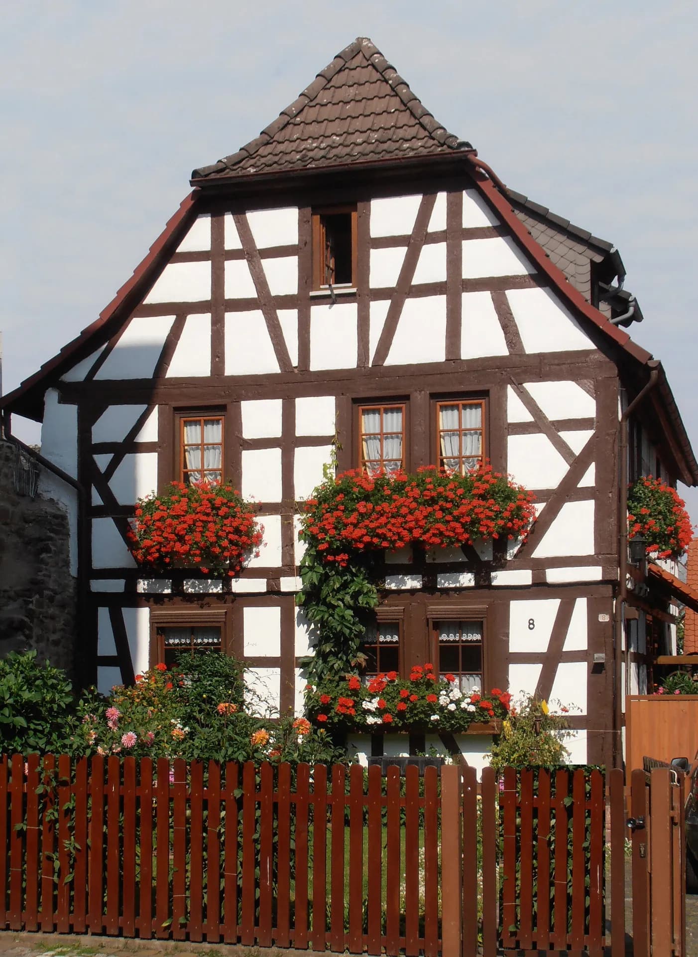 Fachwerkhaus Fahrgasse 8 mit Blumenschmuck in Dreieich-Dreieichenhain