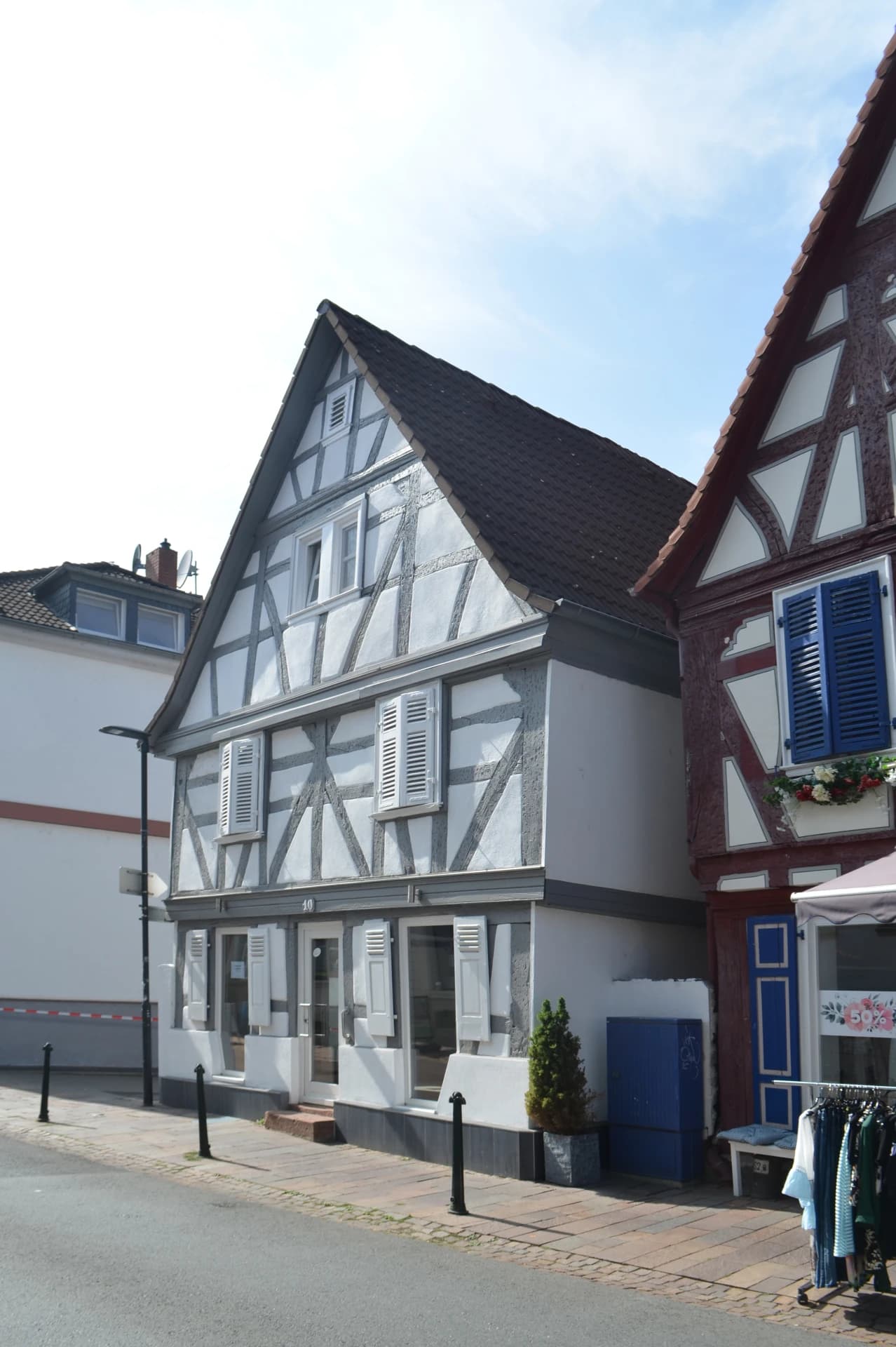 Fachwerkhaus mit grauem Gefach in der Frankfurter Straße in Bad Vilbel