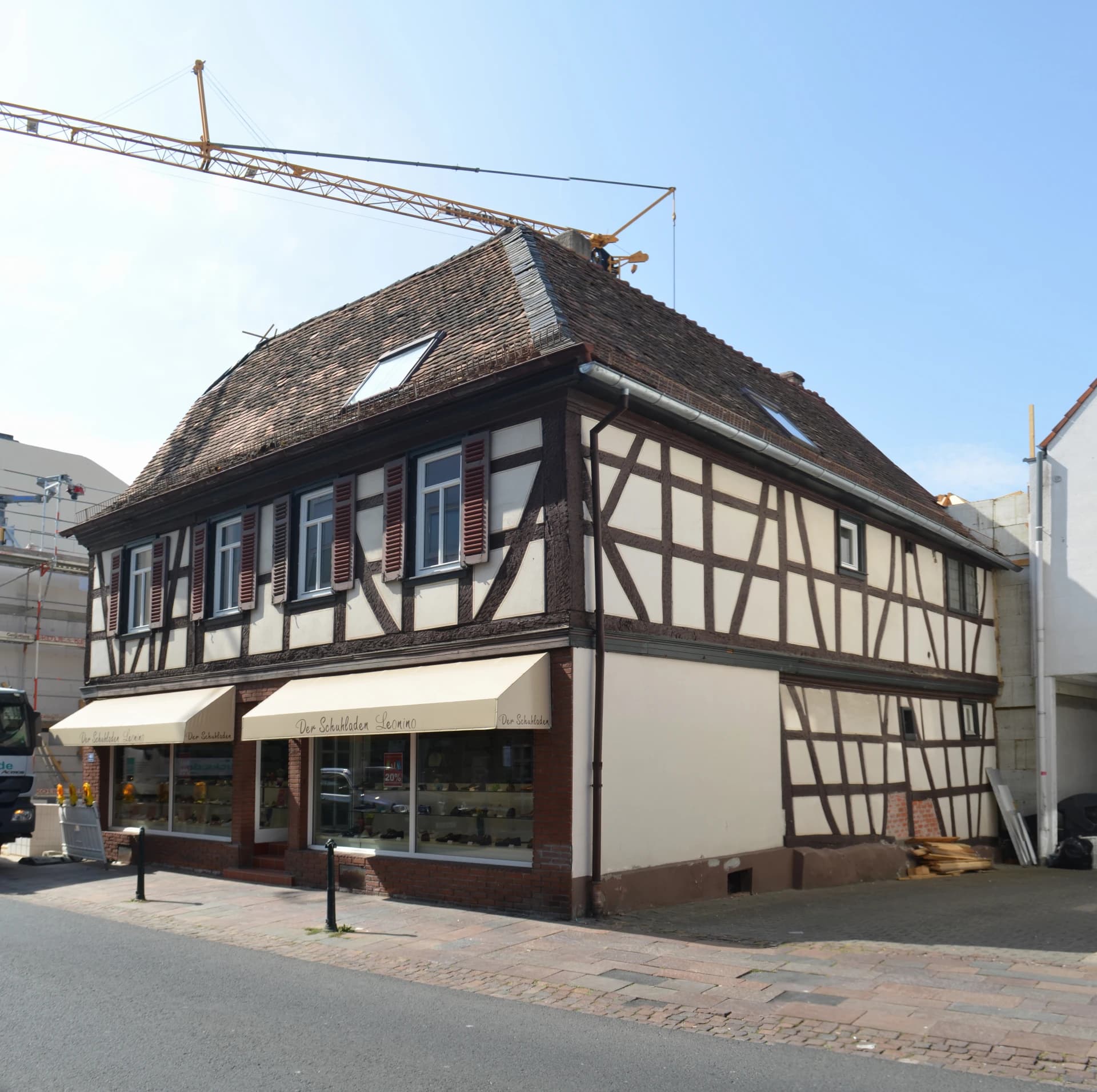 Fachwerkhaus mit Schuhladen in der Frankfurter Straße in Bad Vilbel